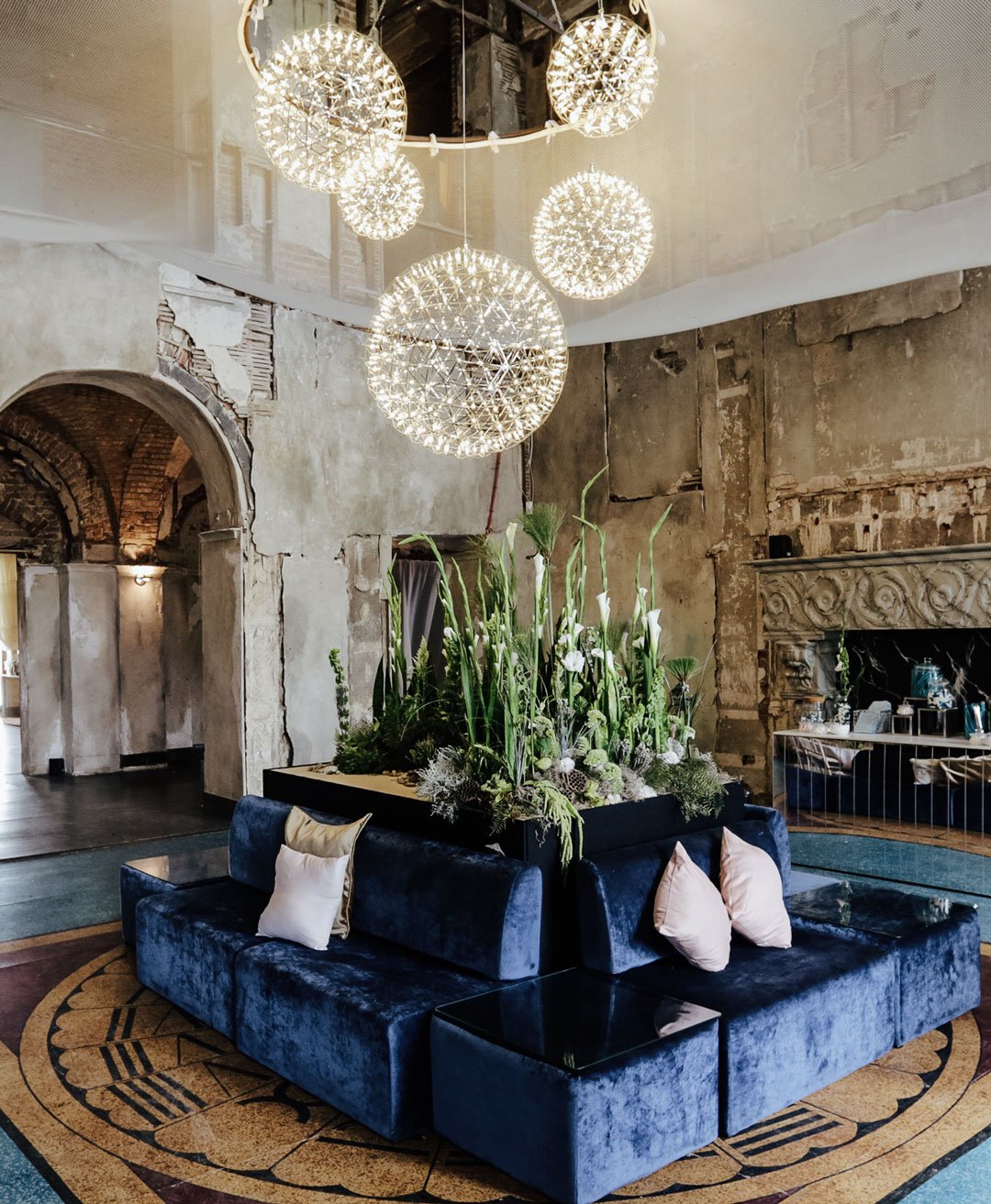 Underwater-inspired floral installation with ferns, cala lilies, moss and grasses