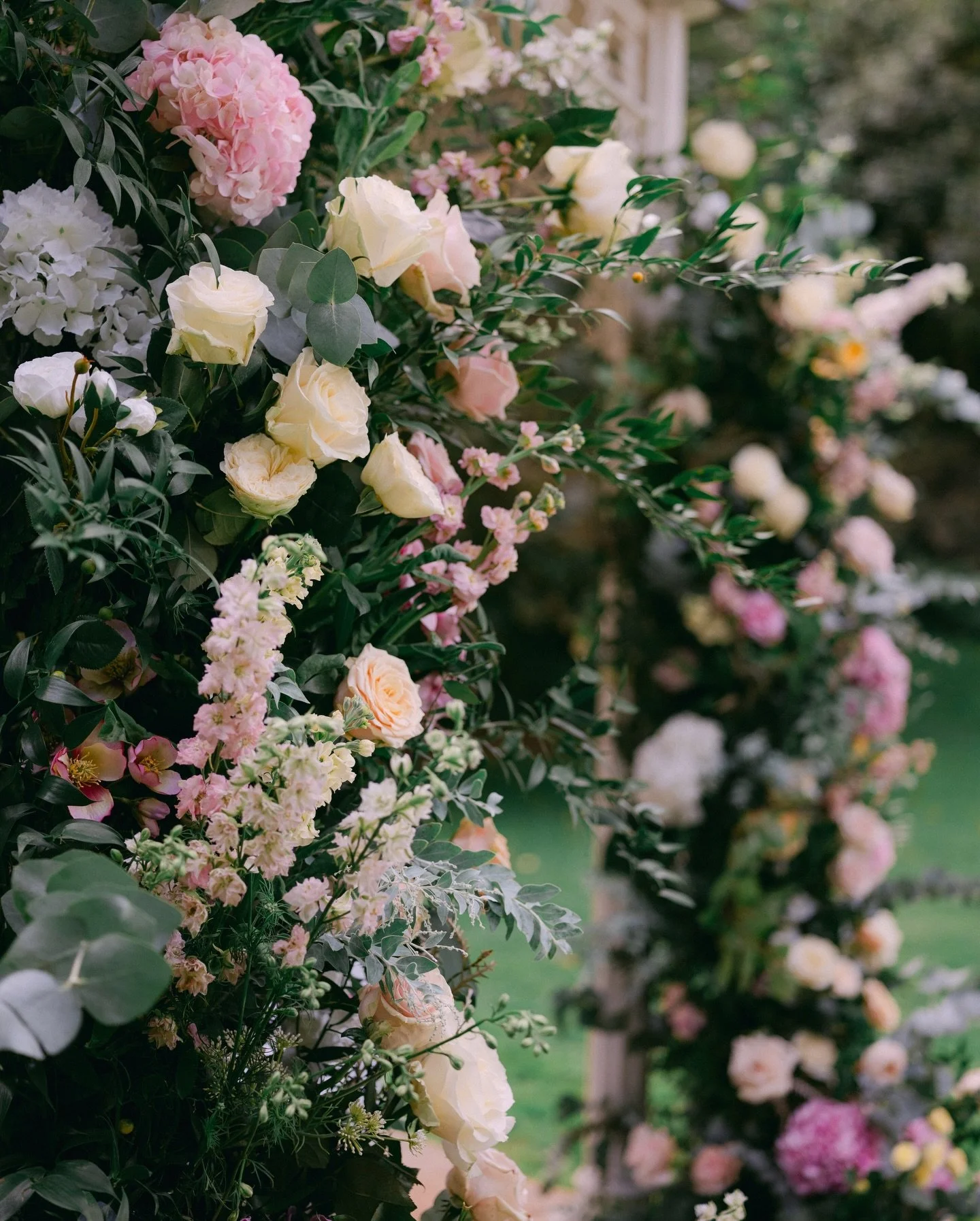 Outdoor wedding ceremony detail inspiration in buttercream, peach and blush...
Photography by @catherinecarter.weddings
Venue @lainston_house
⠀⠀⠀⠀⠀⠀⠀⠀⠀
bridal flowers, luxe florals, Hampshire wedding florist