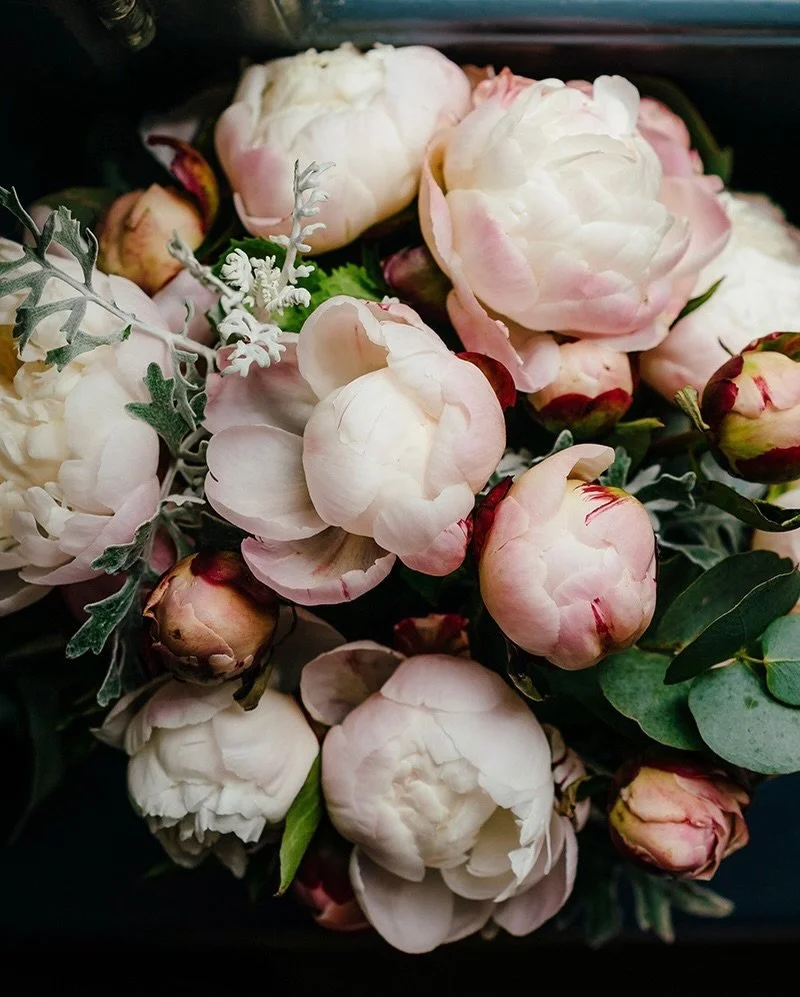 It&rsquo;s Friday... so we&rsquo;re sending you peonies to get your weekend off to a beautiful start! 
Photography by @angelawardbrown
⠀⠀⠀⠀⠀⠀⠀⠀⠀
pink peonies, artisan florist, Friday flowers