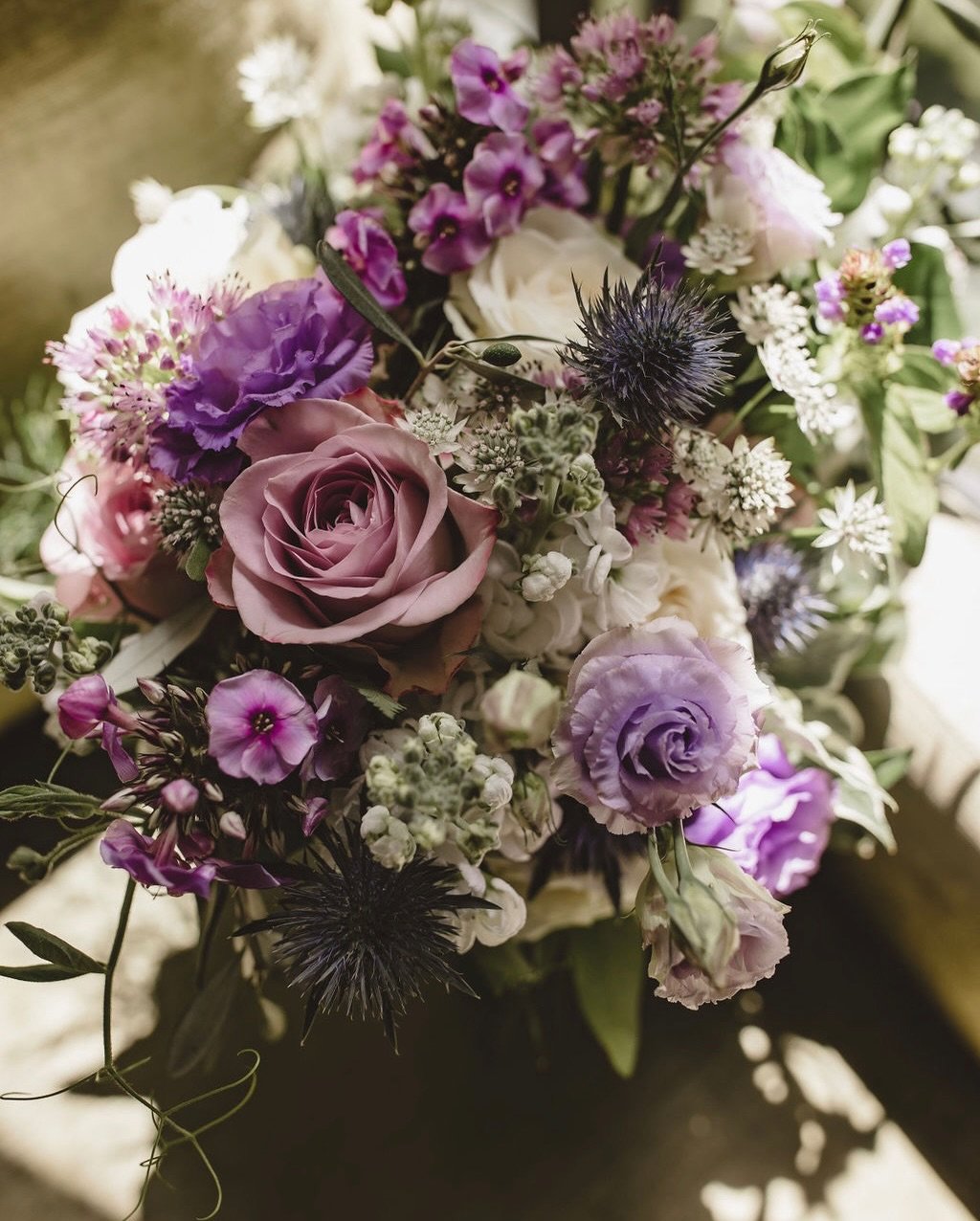 Soft-toned bridal inspiration in the form of velvety roses, pale violet, soft lilacs and forest greens
Photography by @alisaroberts_
⠀⠀⠀⠀⠀⠀⠀⠀⠀
bridal bouquet, romantic wedding flowers, couture flowers