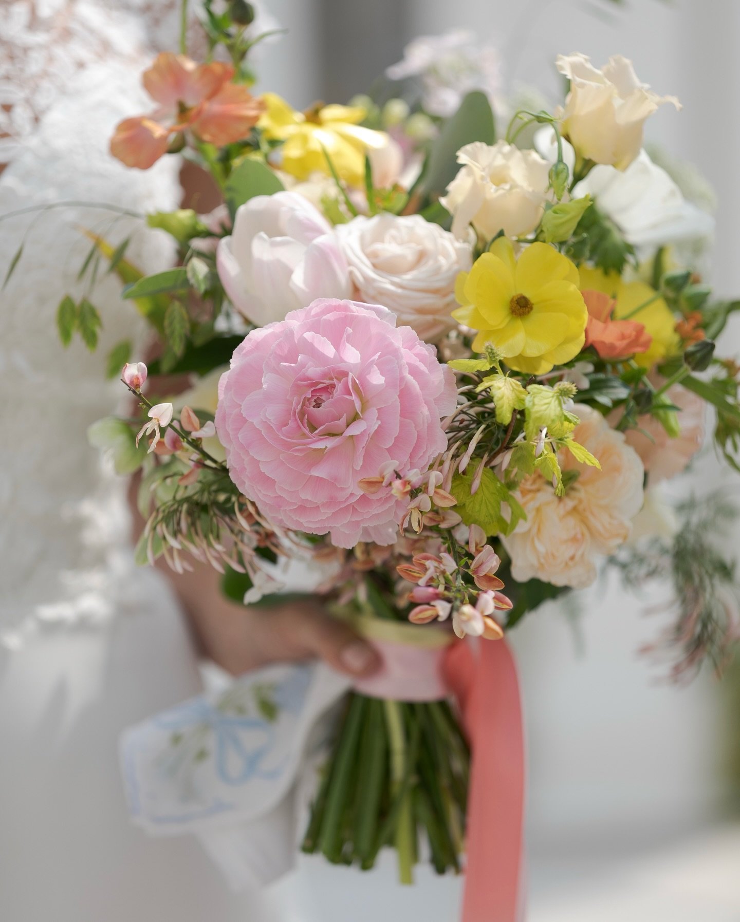 Those moments just before the wedding ceremony... bridal bouquet, champagne, bridesmaids flitting here and there... perfect! 💐 🥂 ✨
Photography by @joshuatuckerphotography
Venue @camhehousedorset
⠀⠀⠀⠀⠀⠀⠀⠀⠀
Dorset wedding florist, luxe florals, artis