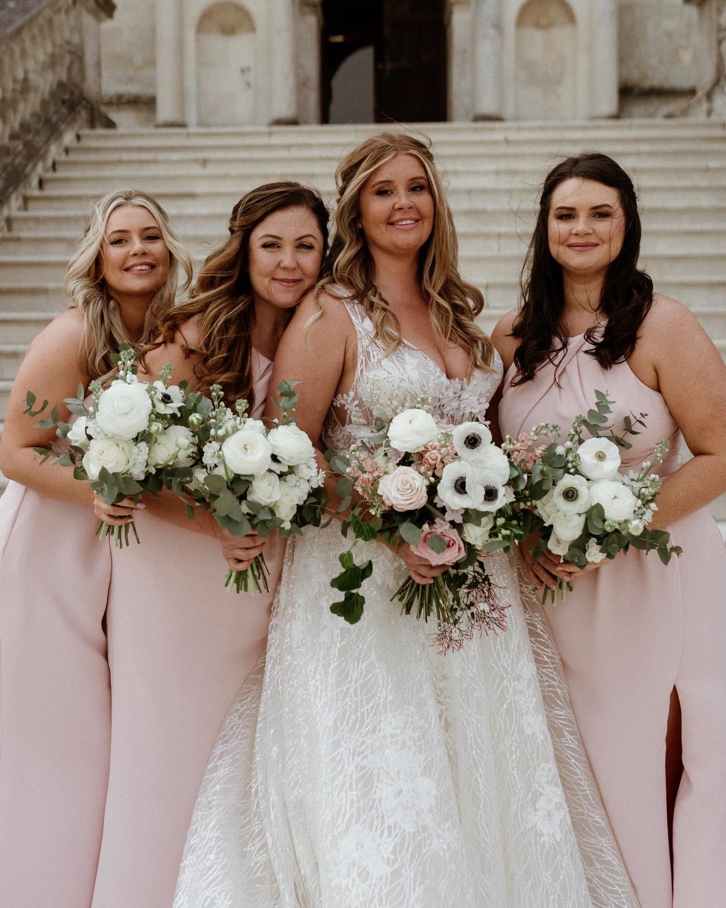 Spring bridesmaid bouquet inspiration... and I think the last two slides are definitely my favourite! 🩷 🌸
Photography by @nicolastreaderphotography
Venue @lulworthweddings
Bridal gown @hayleyelizabethbridal
Hair @iamsamanthastevonson
Makeup @tarasa