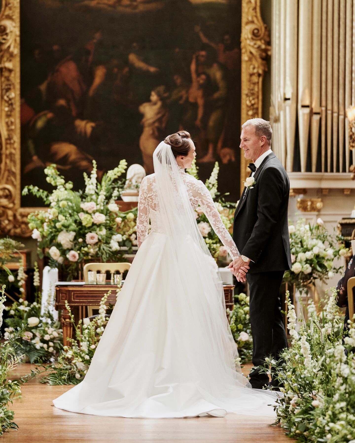 A spring wedding floral colour palette of dreams in warm seasonal greens and soft ivory punctuated with occasional hints of balletic pink 🌱 🤍 🌸 🩰
Photography @david_wheeler_photography
Venue @somerleyweddings_events
⠀⠀⠀⠀⠀⠀⠀⠀⠀
Hampshire wedding fl