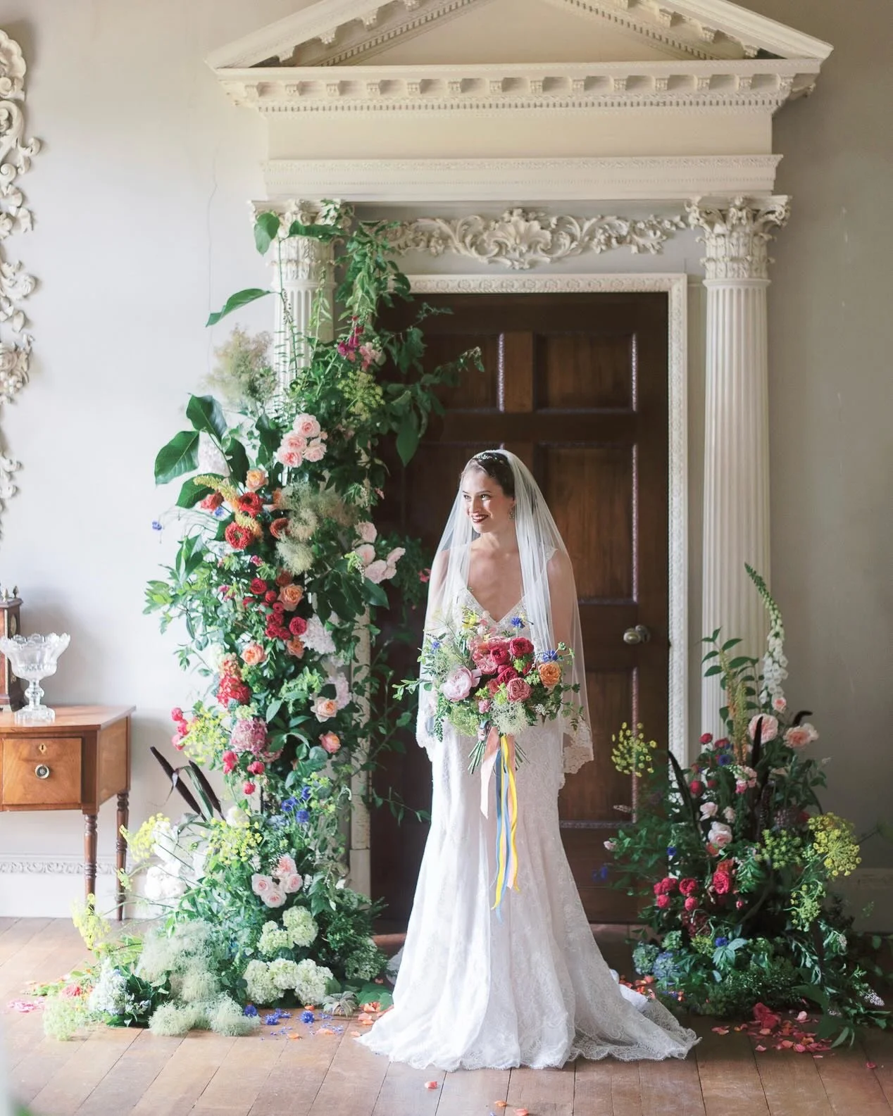 You know what beautiful doorways need? 🚪 Beautiful flowers of course! 🌺 🌿 🌸 If you&rsquo;d like to chat through your dream doorway flowers for your big day, head to our website 🔝 to take a look at our wedding flower price guide and book your con