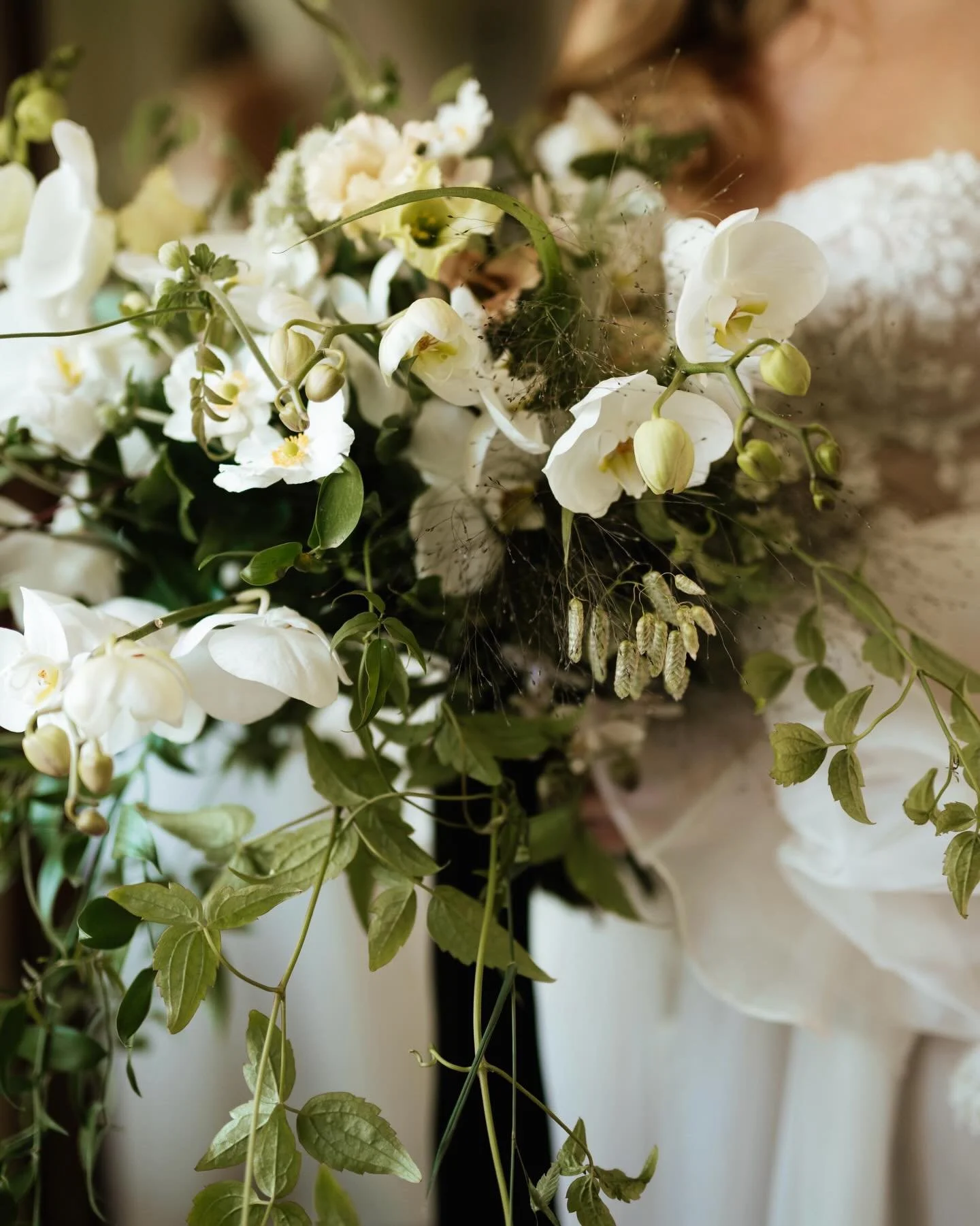 A soft, untamed cascade of Orchids, grasses, Clematis trails, Lisianthus and Japanese Anemones combine for a beautifully wild bridal bouquet. Save for inspiration if you&rsquo;re planning your wedding this year ✨
Photography by @robingoodladphotograp