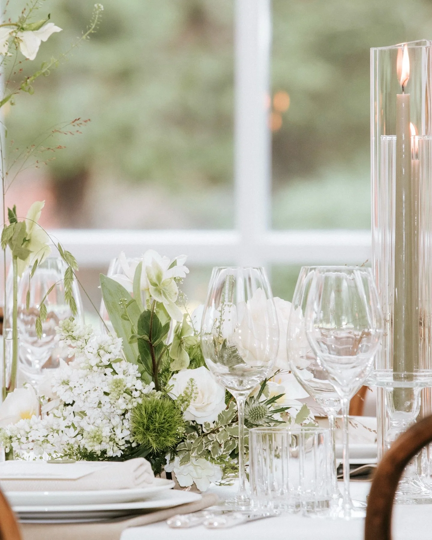 A fresh natural wedding tablescape in greens and whites... with a side of sparkling @nyetimber champagne of course! 🌿 🤍 🥂 ✨ 
Created for the @chewtonglen wedding showcase 
@cgweddings
Photography by @abichadwickphotography
Concept, design &amp; pl