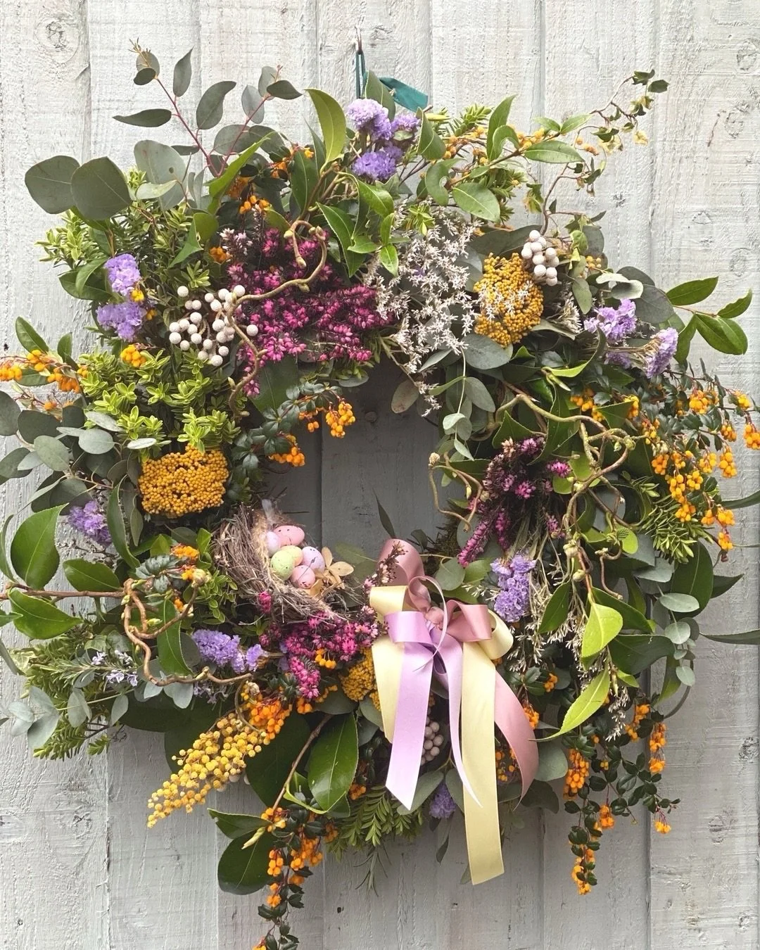 Wishing you a Happy Good Friday - hope you&rsquo;re have a relaxing long weekend ahead! Now would someone please pass me those Mini Eggs? 🪺 💐
⠀⠀⠀⠀⠀⠀⠀⠀⠀
easter flowers, spring wreath, Ringwood florist, styling the seasons