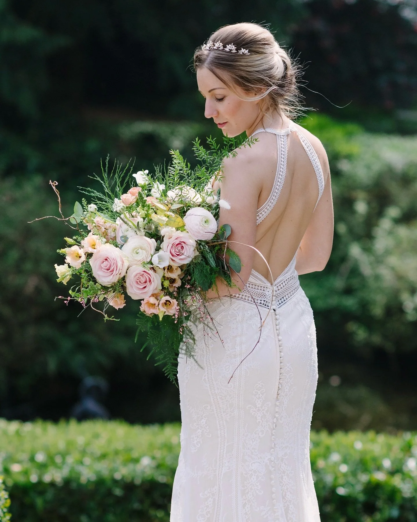 Calling all spring (and summer!) brides! Are you planning your wedding for 2027 or beyond? Get in touch via our website 🔝 and book your wedding flower consultation now. We can&rsquo;t wait to chat through your ideas! 💐 ✨ Follow the link via Stories