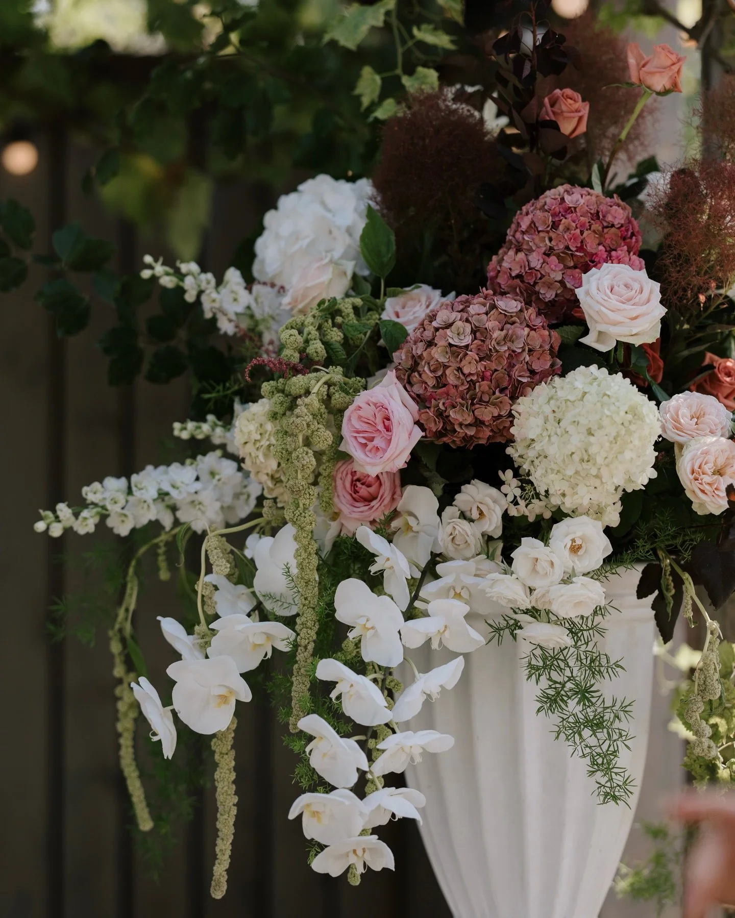 We&rsquo;re already looking forward to the hazy days of summer and creating for those really special outdoor wedding ceremonies... aisle markers, entrance pedestal arrangements, archways and gazebos... bring it all on! 🌺 🌿 🌺 🌿 
Photography by @na
