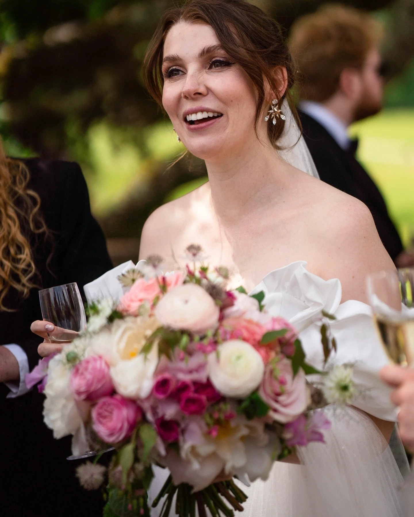 Milly and Luke - a riot of perfect pink colour, plenty of spring sunshine and joyous smiles everywhere you look 🌸 🌺 🌤️ ✨ Not to mention how good that fireplace looks bedecked in blooms!
Photography by @emmamoorephotography
Venue @somerleyweddings_