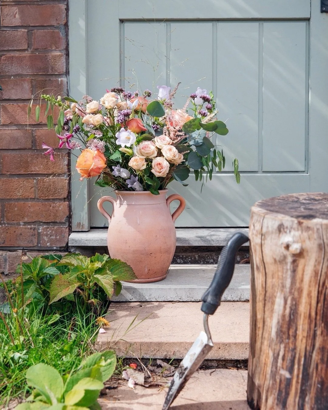 Blooming kindly this Earth Day 🌱 🌸  As always, we&rsquo;re embracing eco-friendly floristry practices wherever we can. Some of those include:
Choosing locally sourced and seasonal flowers as much as possible 🌼
Reducing floral foam usage in our arr