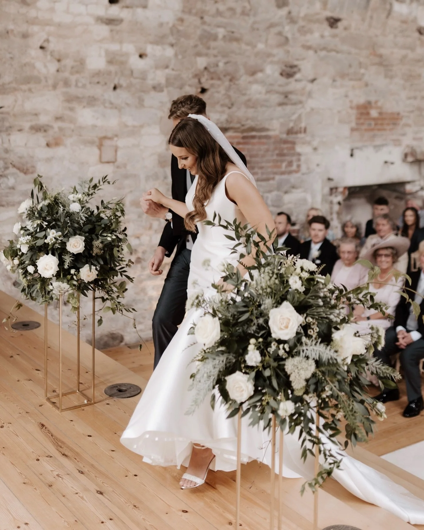 Wedding ceremony moments framed by flowers 🤍 🌿
Photography @jackaldridgeweddings
Venue @lulworthweddings
⠀⠀⠀⠀⠀⠀⠀⠀⠀
dorset wedding florist, bridal bouquet, luxe florals
