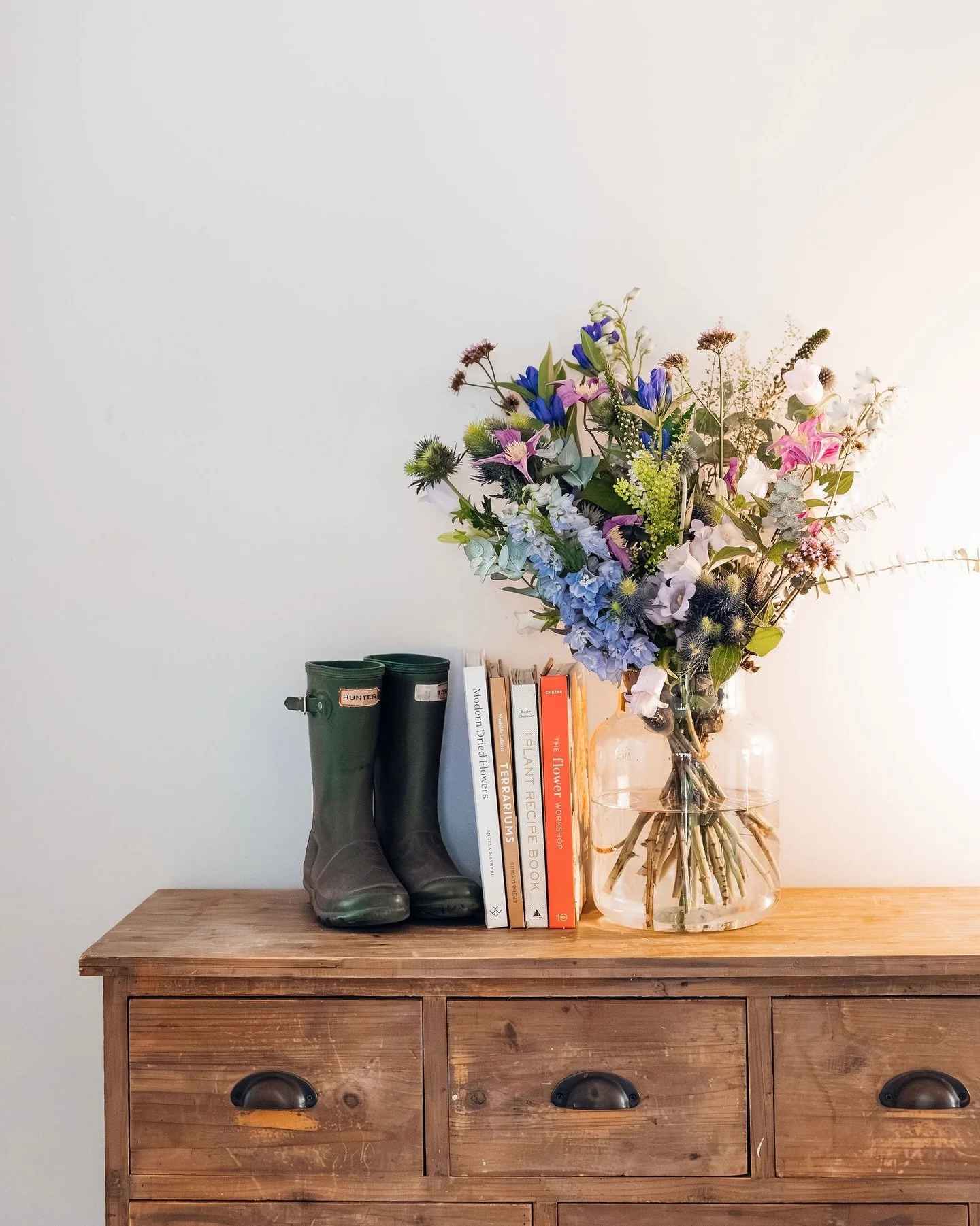 Happy May 1st... it&rsquo;s Friday... and to make it even better, the long weekend is incoming! 
Wishing you a gorgeous few days! xx
⠀⠀⠀⠀⠀⠀⠀⠀⠀
May flowers, artisan florist, spring arrangement, fresh flowers