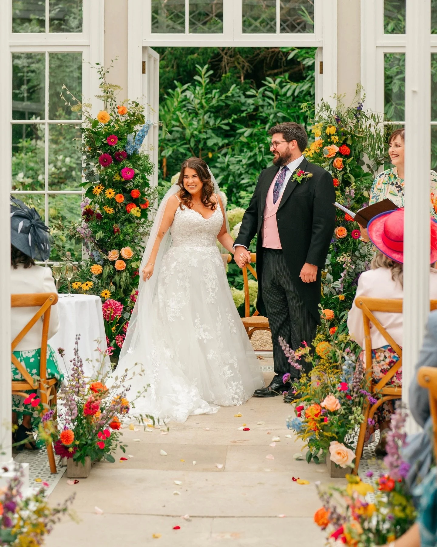 A riot of colourful wedding flowers ... and the cutest surprise wedding guest! Swipe to see why every wedding should have a family dog appearance! 🐶 🧡 💐
Photography @miaphotographyuk
Planning @bellissimowedings
Venue @camehousedorset
Flowers @arca