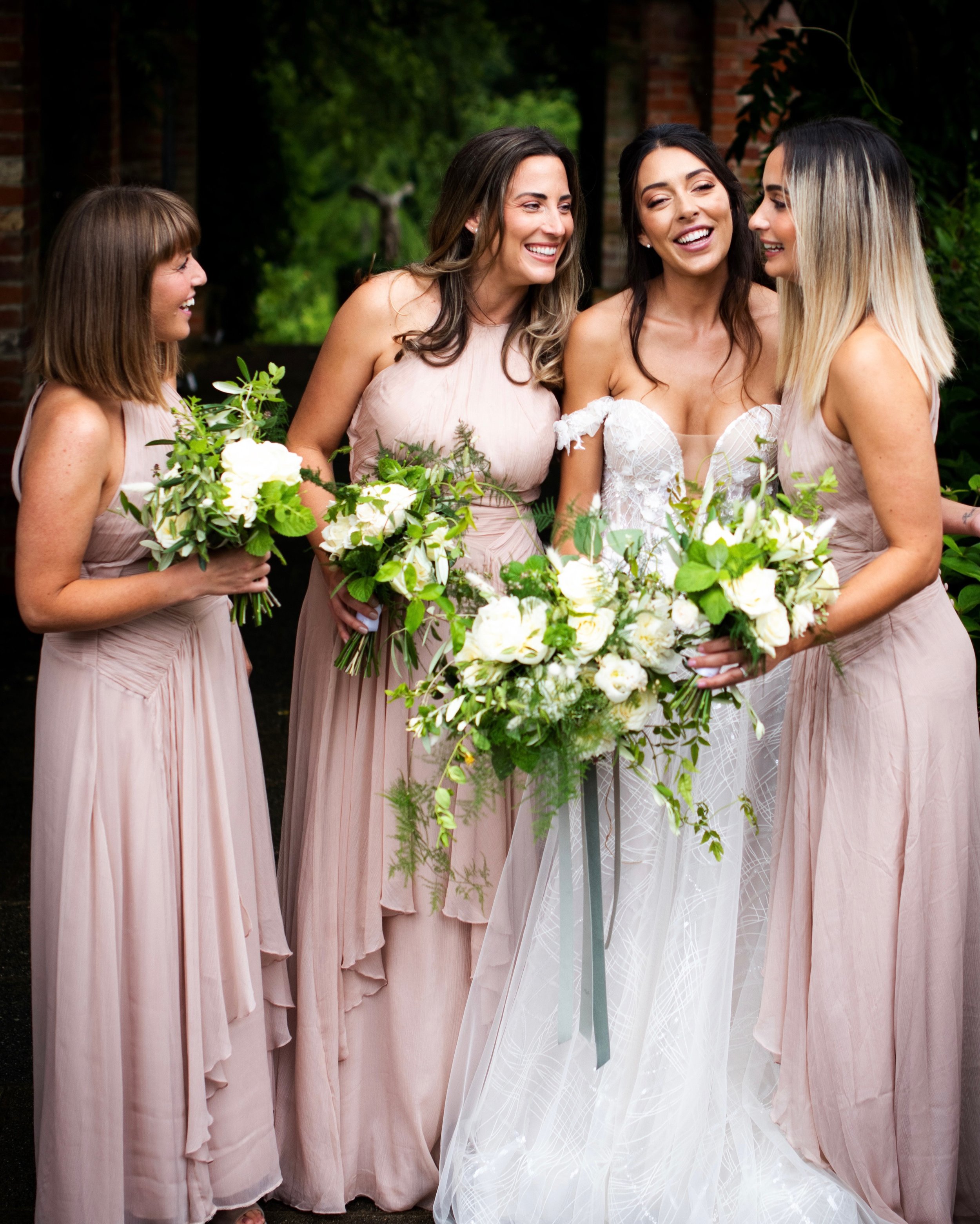 Bridesmaid bouquet inspiration 💐 ✨
Flowing natural elegance in a classic ivory and green palette 🤍 🌿 
Photography by @abichadwickphotography
Venue @chewtonglen @cgweddings 
⠀⠀⠀⠀⠀⠀⠀⠀⠀
hampshire wedding florist, bridal flowers, luxe florals