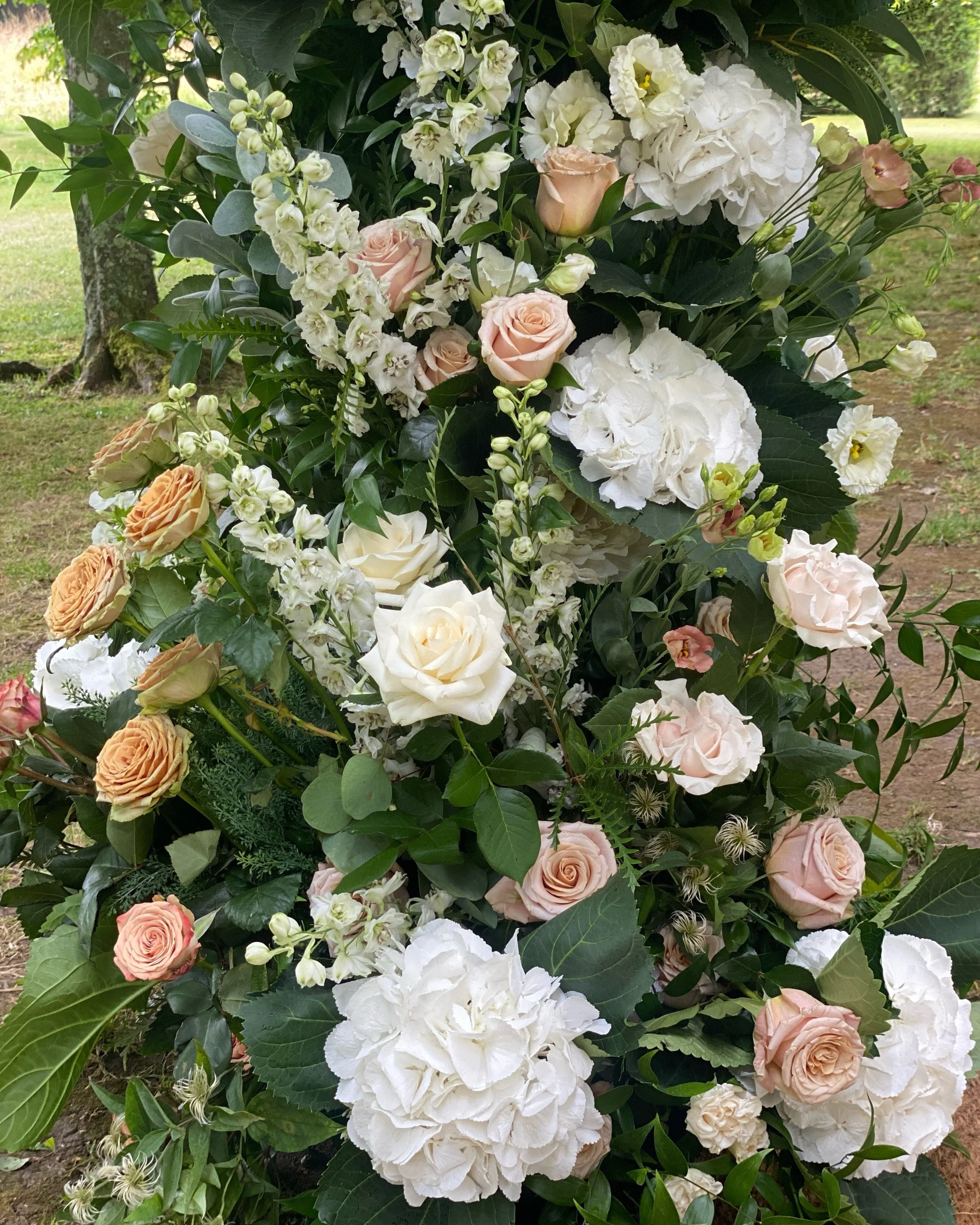 Whichever way you look at it, a floral arch is a beautiful addition to our outdoor summer wedding ceremony flowers! Hydrangeas, roses, stocks, lisianthus and foliage combine to frame an elegant view onto a woodland at @10castlestreet
⠀⠀⠀⠀⠀⠀⠀⠀⠀
summer