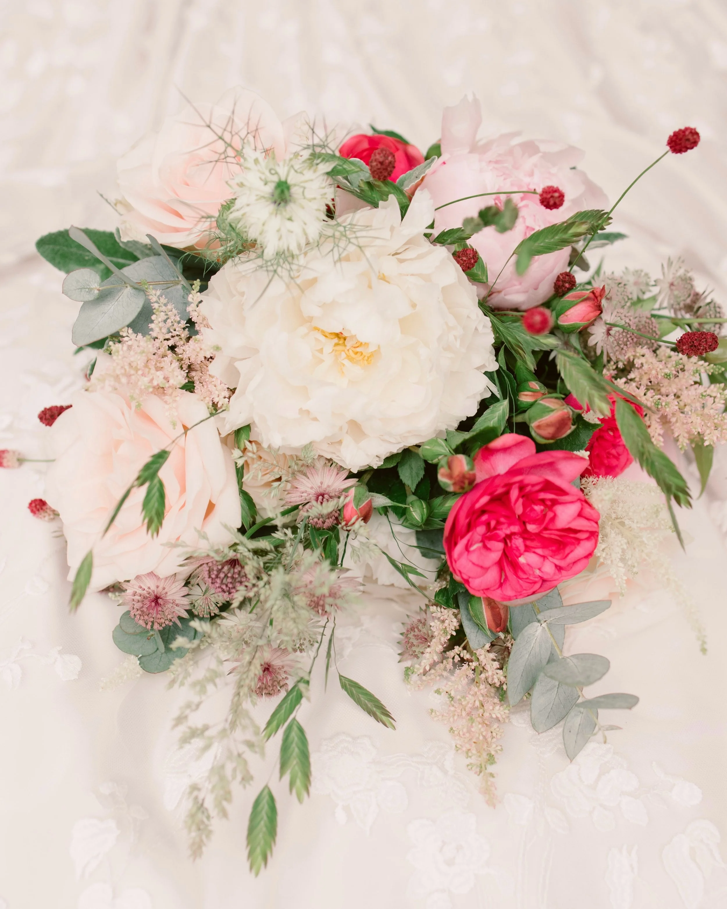 Summer bridal bouquet inspiration ✨ Peonies, blush garden roses, nigella and astrantia form a romantic, garden style bouquet in a soft organic shape - perfect for a country wedding 💐
Photography by @lucylouphotography
Venue @burleymanorbarnweddings
