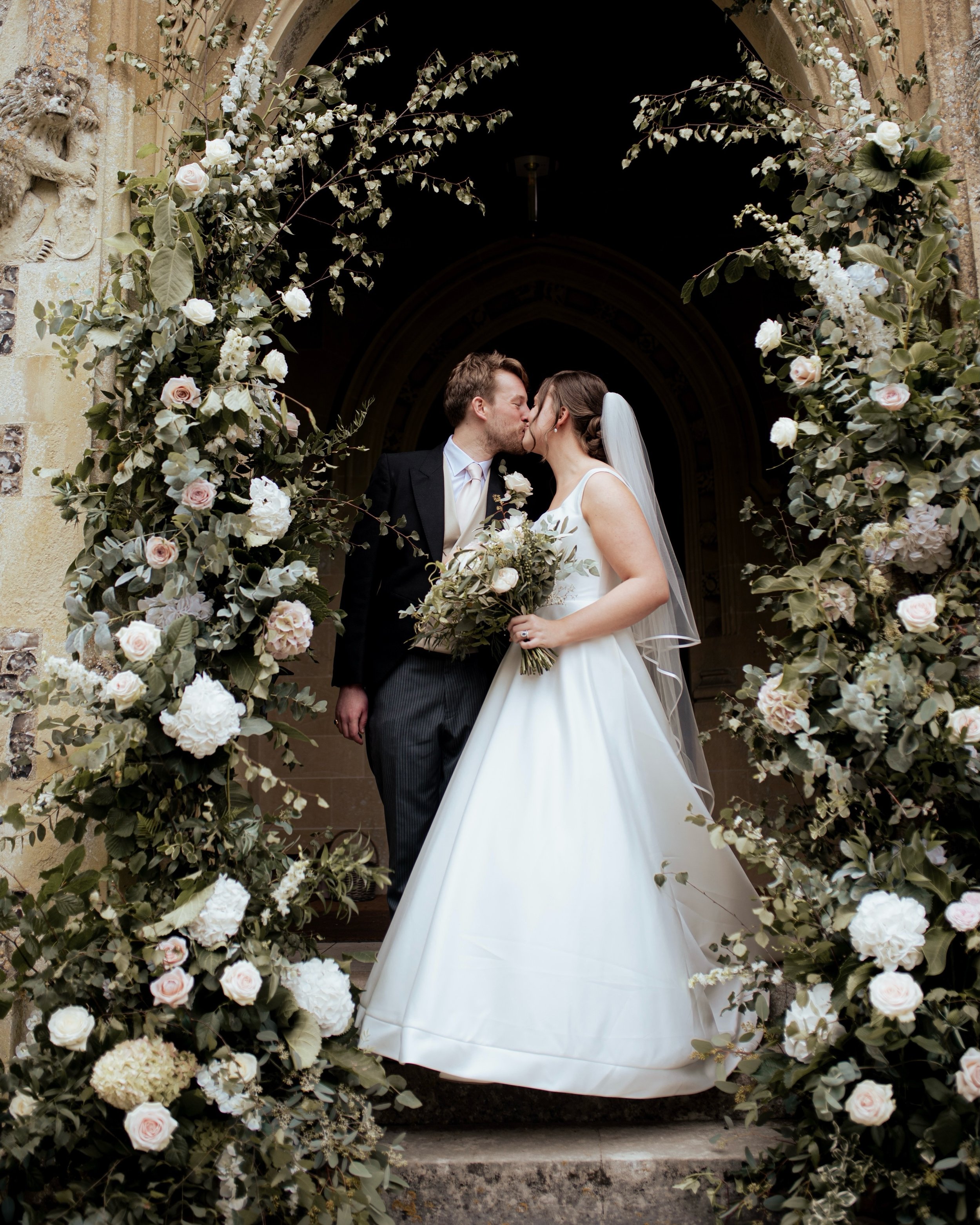 The sweetest couple, a beautiful church doorway installation and one mesmerising bloom bedecked staircase... that&rsquo;s just how we roll when it comes to summer weddings! 
Photography by @charlottescholey
Venue @thegrangehampshire
⠀⠀⠀⠀⠀⠀⠀⠀⠀
luxe fl