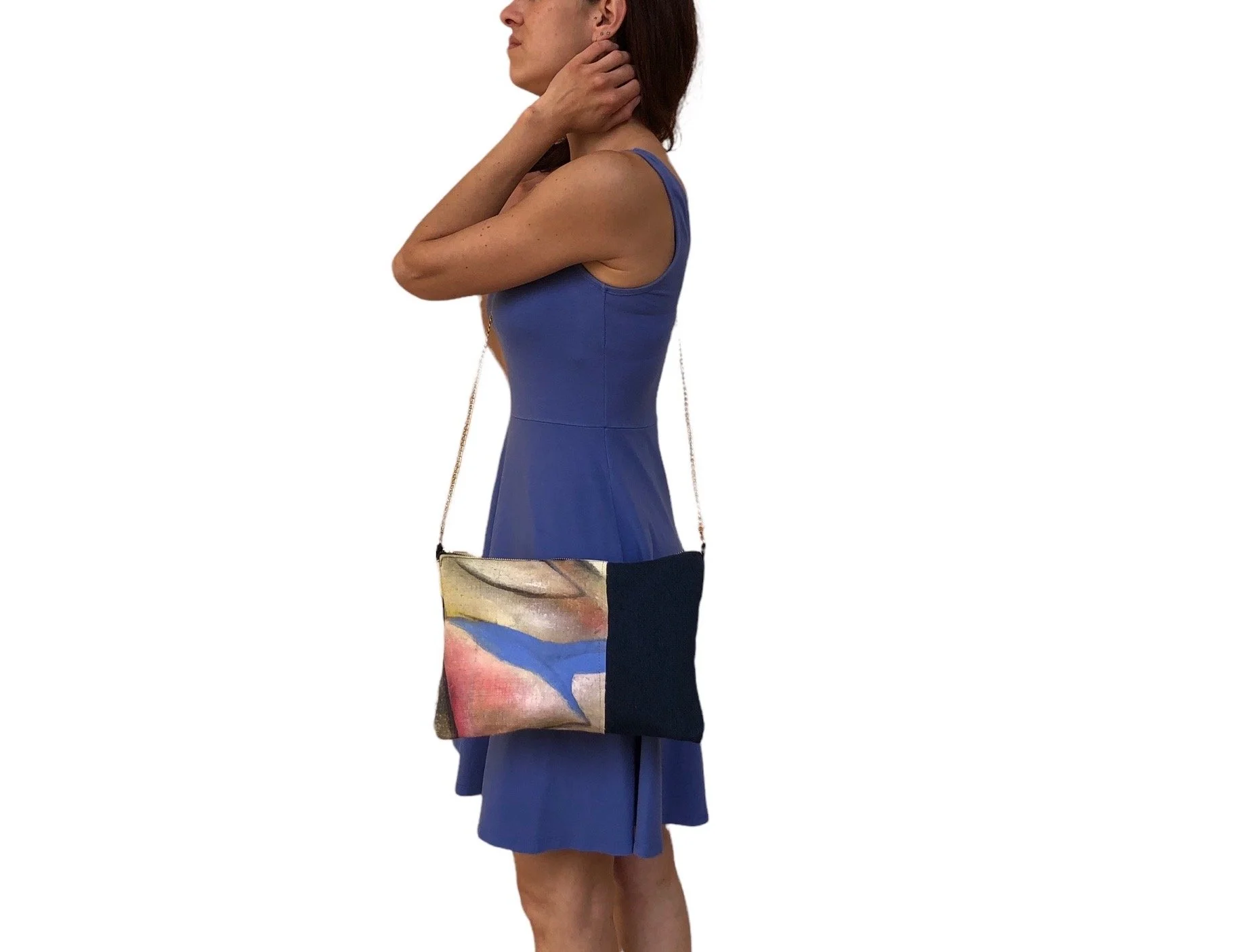 Pochette con tracolla 5 - indossata.JPG