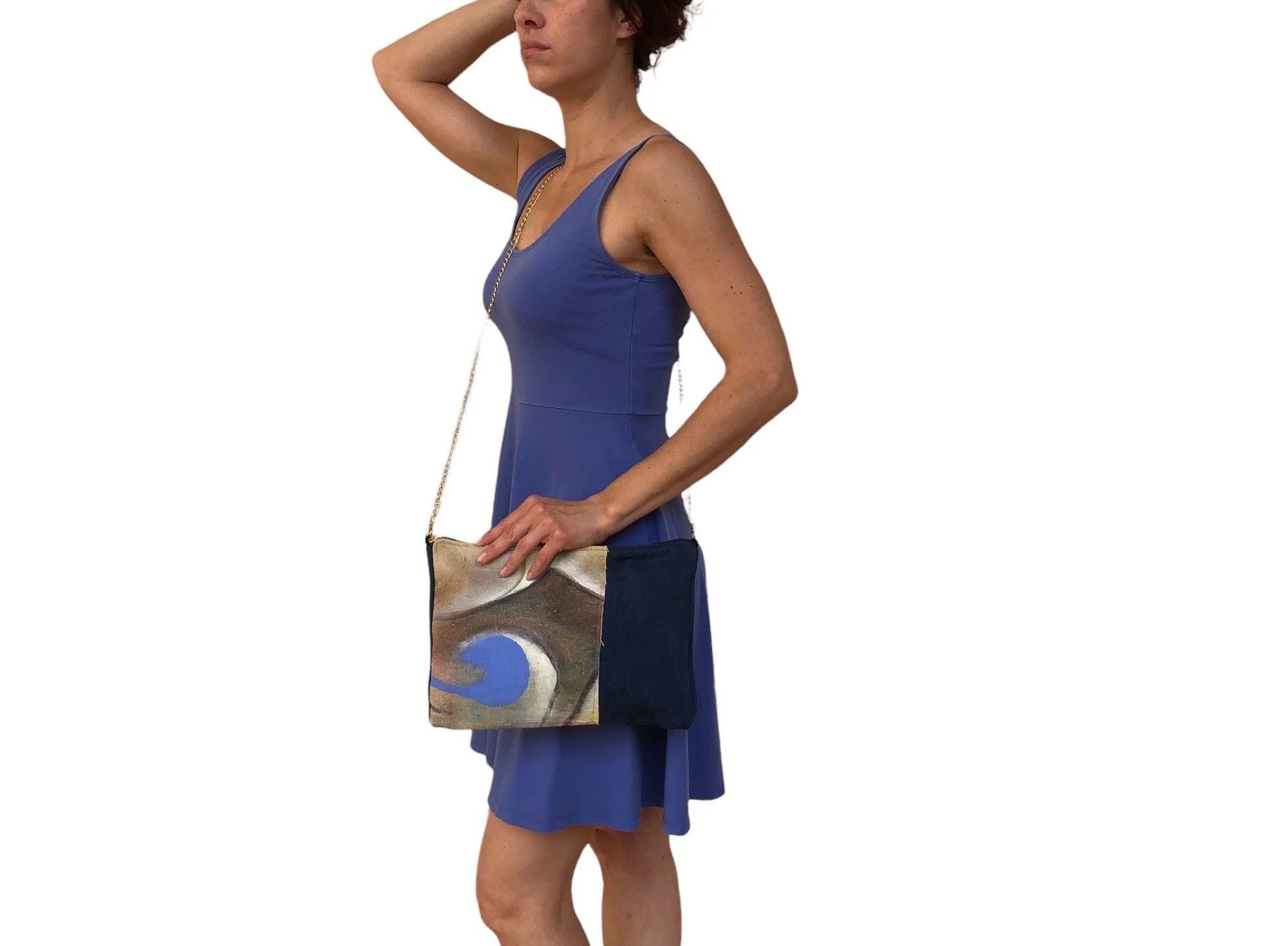 Pochette con tracolla 3 - indossata.JPG