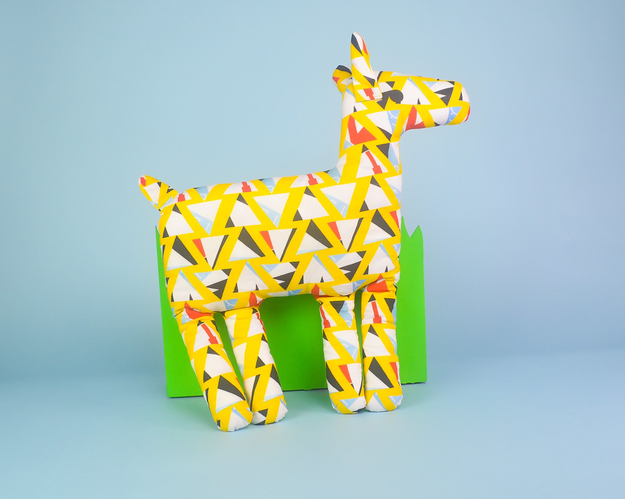yellow-nacho-llama-R-grass.jpg