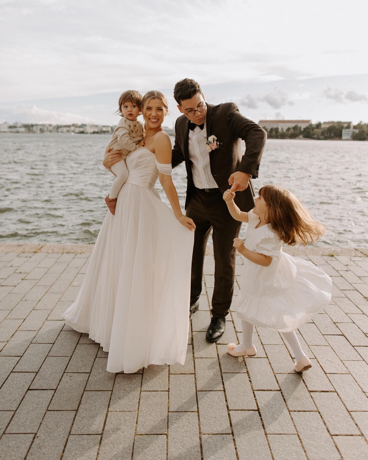 Roosa &amp; Alexis se sont dit oui &agrave; Helsinki, en Finlande samedi dernier et j&rsquo;ai eu le bonheur et le privil&egrave;ge d&rsquo;y &ecirc;tre pour photographier l&rsquo;&eacute;v&eacute;nement 🍾

Je suis sous leur charme depuis que je les