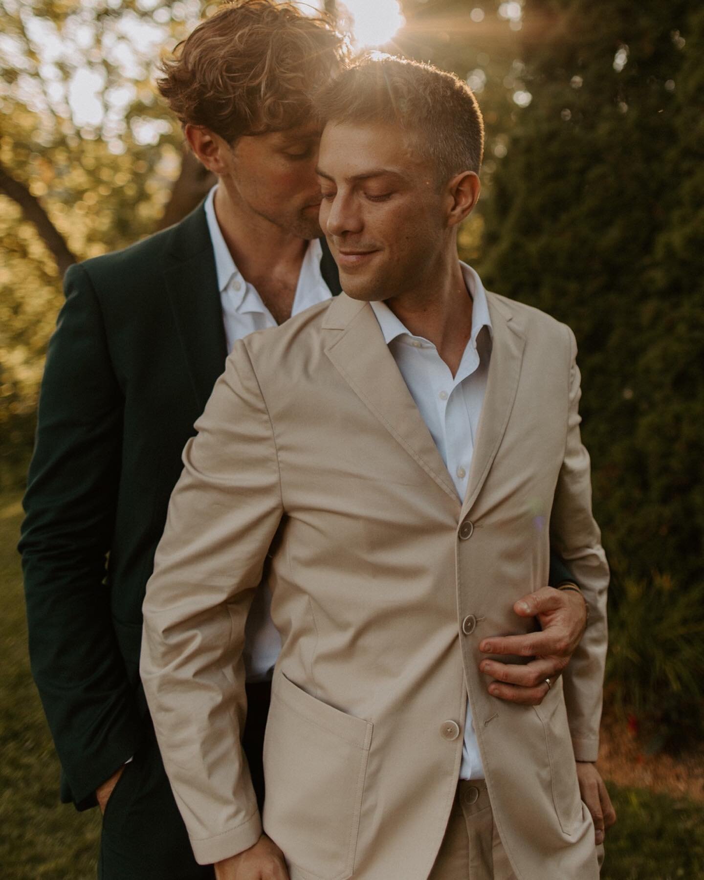 Jo&euml;l &amp; Arnaud se sont dit oui le 16 juillet dernier, &agrave; la maison des parents d&rsquo;Arnaud, en toute simplicit&eacute;! 🌿

C&rsquo;est facile de penser qu&rsquo;un mariage intime est moins sp&eacute;cial qu&rsquo;un gros mariage, ma