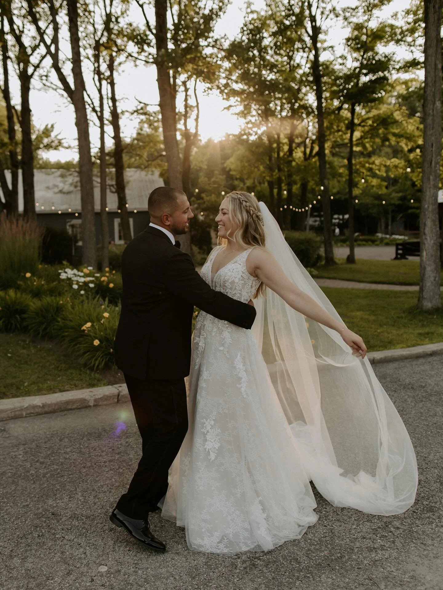 Quelques clics du mariage lumineux et tellement joyeux de S &amp; D ✨

Venue Chalet des &Eacute;rables
Cr&eacute;atrice de contenu @eventsigneame 
Robe @chateau.nadia 
Maquillage @beautybymariedouce 
Cheveux @marie.m.coiffeuse 
Suit @surmesur 
Gateau