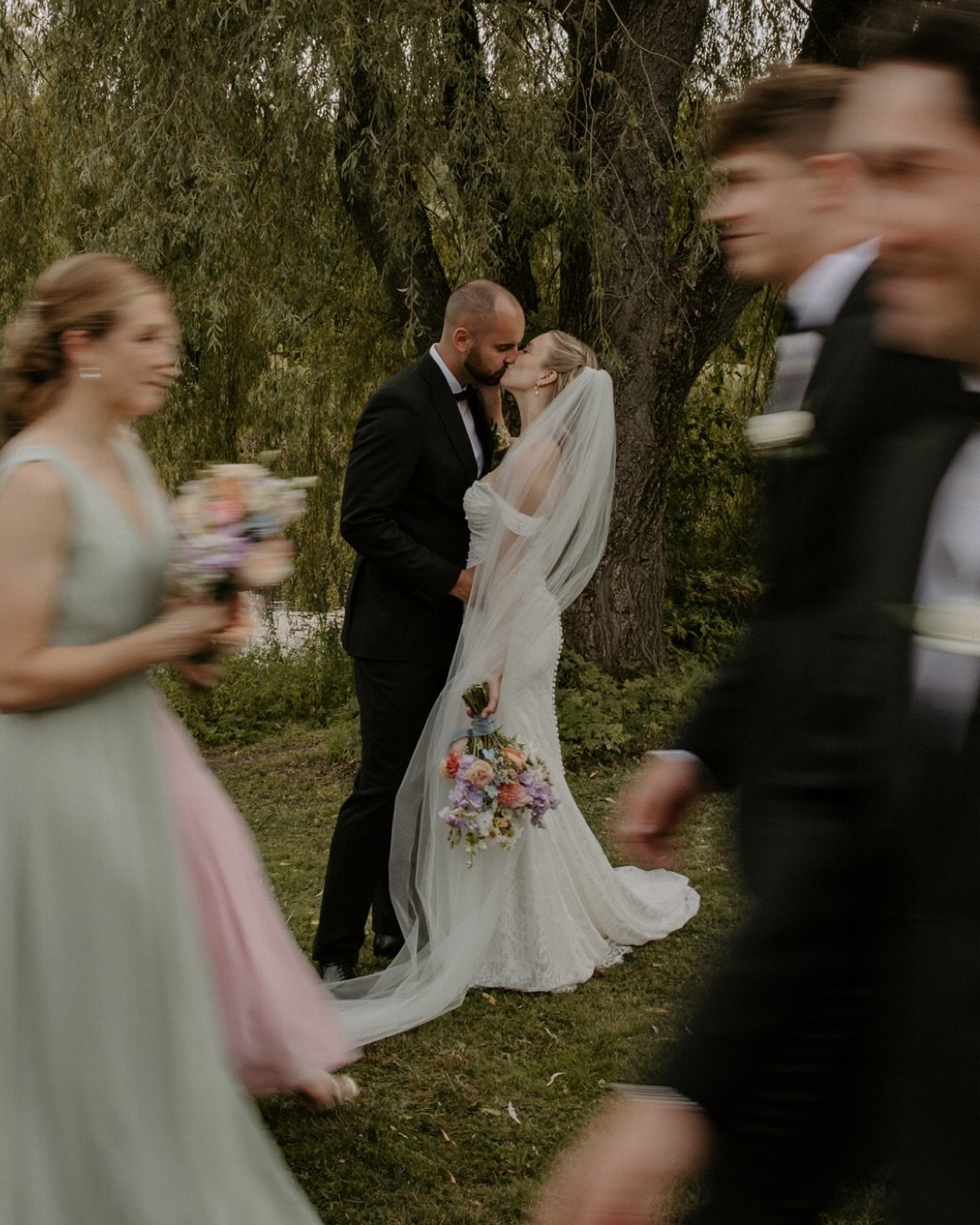 C &amp; D 🤍 
Des couleurs, des rires, de l&rsquo;amour, des larmes de joies - le genre de journ&eacute;e qui me donne des p&rsquo;tits feux d&rsquo;artifices dans le ventre! ✨

Venue : Auberge de la Montagne Coup&eacute;e 
Organisation &amp; fleurs 