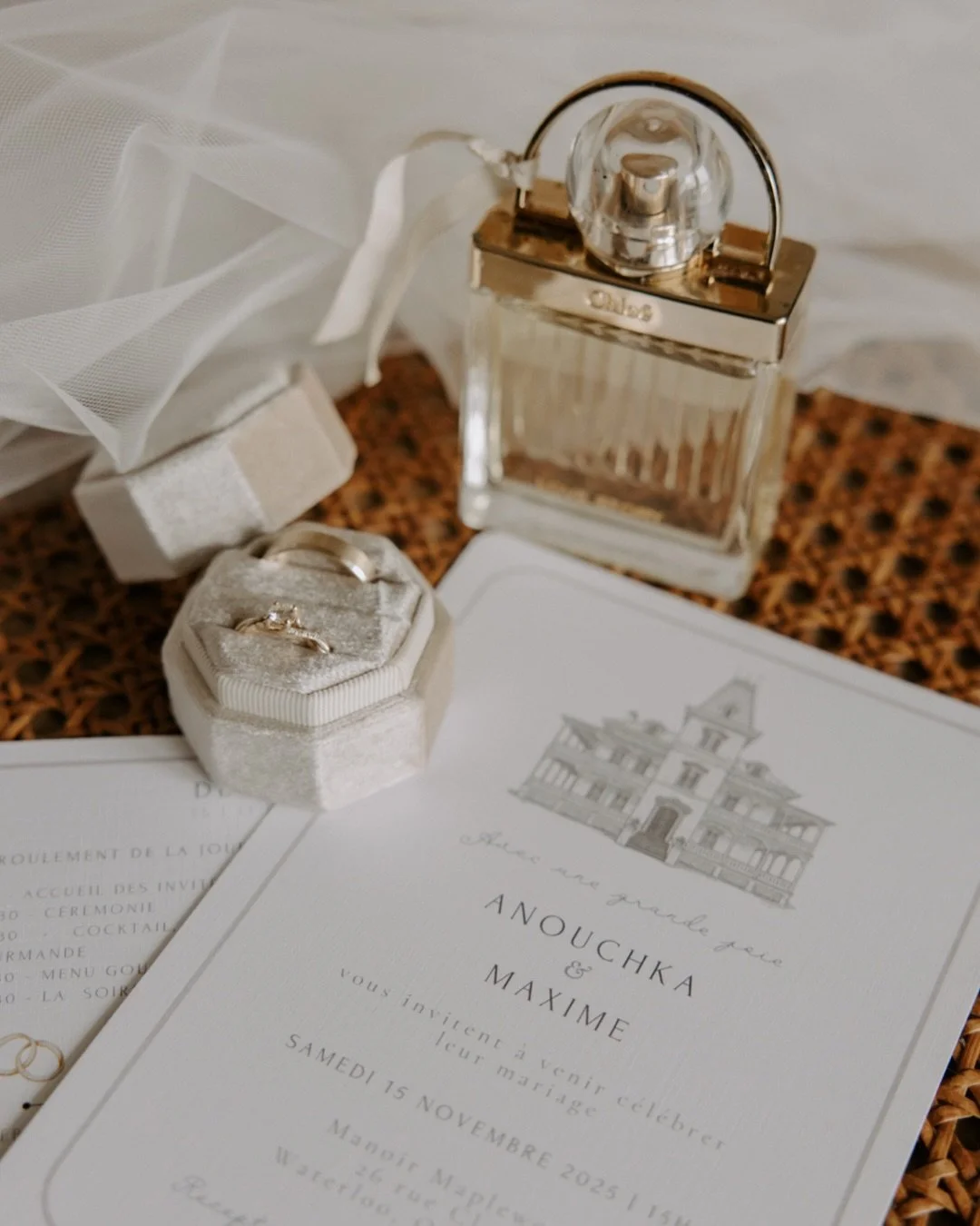 A &amp; M - un mariage de novembre tout en douceur et en romantisme 🤍

Les fournisseurs merveilleux de cette journ&eacute;e : 
@oui_evenements 
@manoirmaplewood 
@arianne.blushbunsandco 
@pascale_charbonneau 
@penseefleur_ferme_florale 
@archipeltra