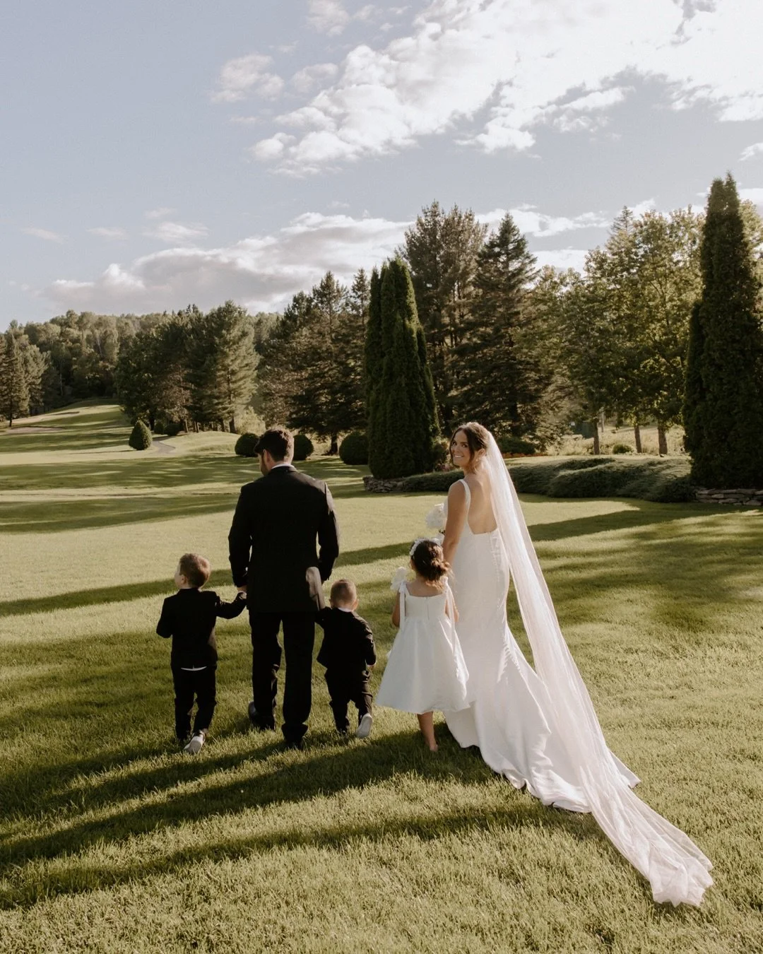 Le mood festif et p&eacute;tillant du mariage de SK &amp; M &eacute;tait tellement inspirant! ✨ Tout le monde voulait c&eacute;l&eacute;brer, s&rsquo;amuser, danser et faire le party&hellip; le genre d&rsquo;effervescence contagieuse qui me donne un 
