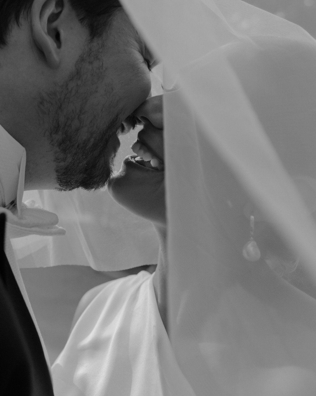 Quelques images coup de coeur du mariage de V &amp; S en ao&ucirc;t dernier 🤍 Tellement h&acirc;te de partager de beaux moments comme ceux-l&agrave; avec mes mari&eacute;s 2026 🥹

Organisation &amp; fleurs : @chic.champagne 
Venue : @club_atwater 
