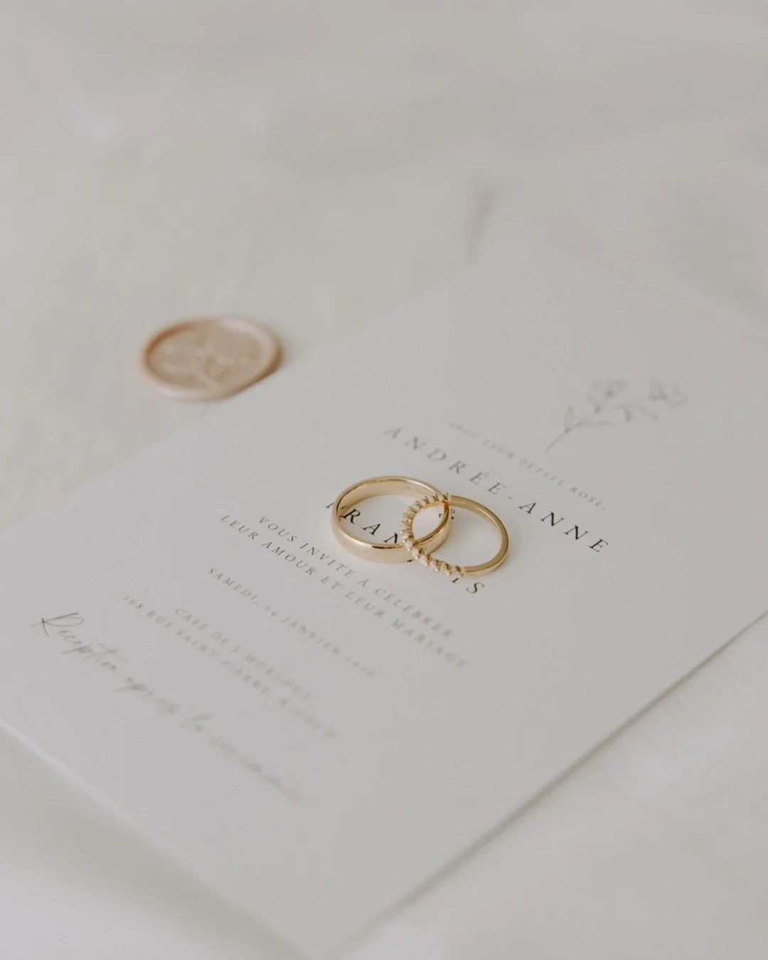 Le mariage romantique &amp; &eacute;l&eacute;gant d&rsquo;AA &amp; F en janvier dernier 🤍 Tellement &eacute;l&eacute;gant et tout en douceur&hellip; et ils ont m&ecirc;me brav&eacute; le -38 pendant 8 minutes top chrono ;) 

Venue @lecafedelhorloge 