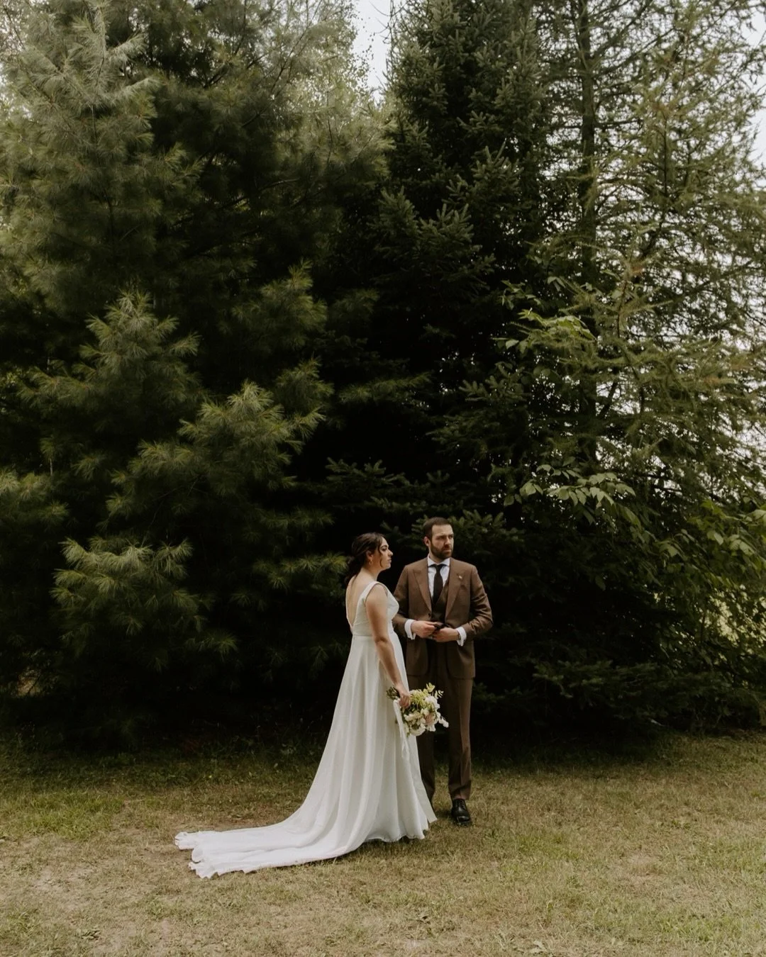 E &amp; Y - Fragments d&rsquo;une journ&eacute;e o&ugrave; l&rsquo;amour prenait toute la place 🌿🤍

Moins de 2 semaines avant le retour des mariages pour moi, je suis tellement mais tellement impatiente de revivre tous ces instants de bonheur avec 