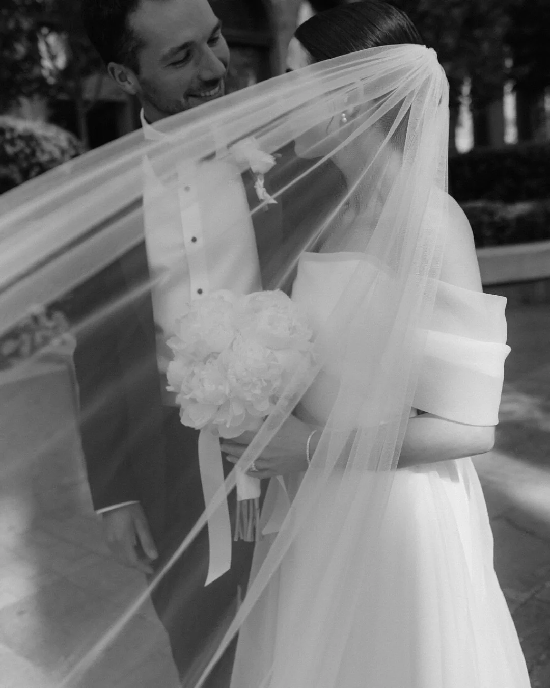 Je ne pouvais pas attendre plus longtemps avant de partager quelques images du mariage de C &amp; M 🤍 

Planner @coolsevents 
Cr&eacute;atrice de contenue @eventsigneame