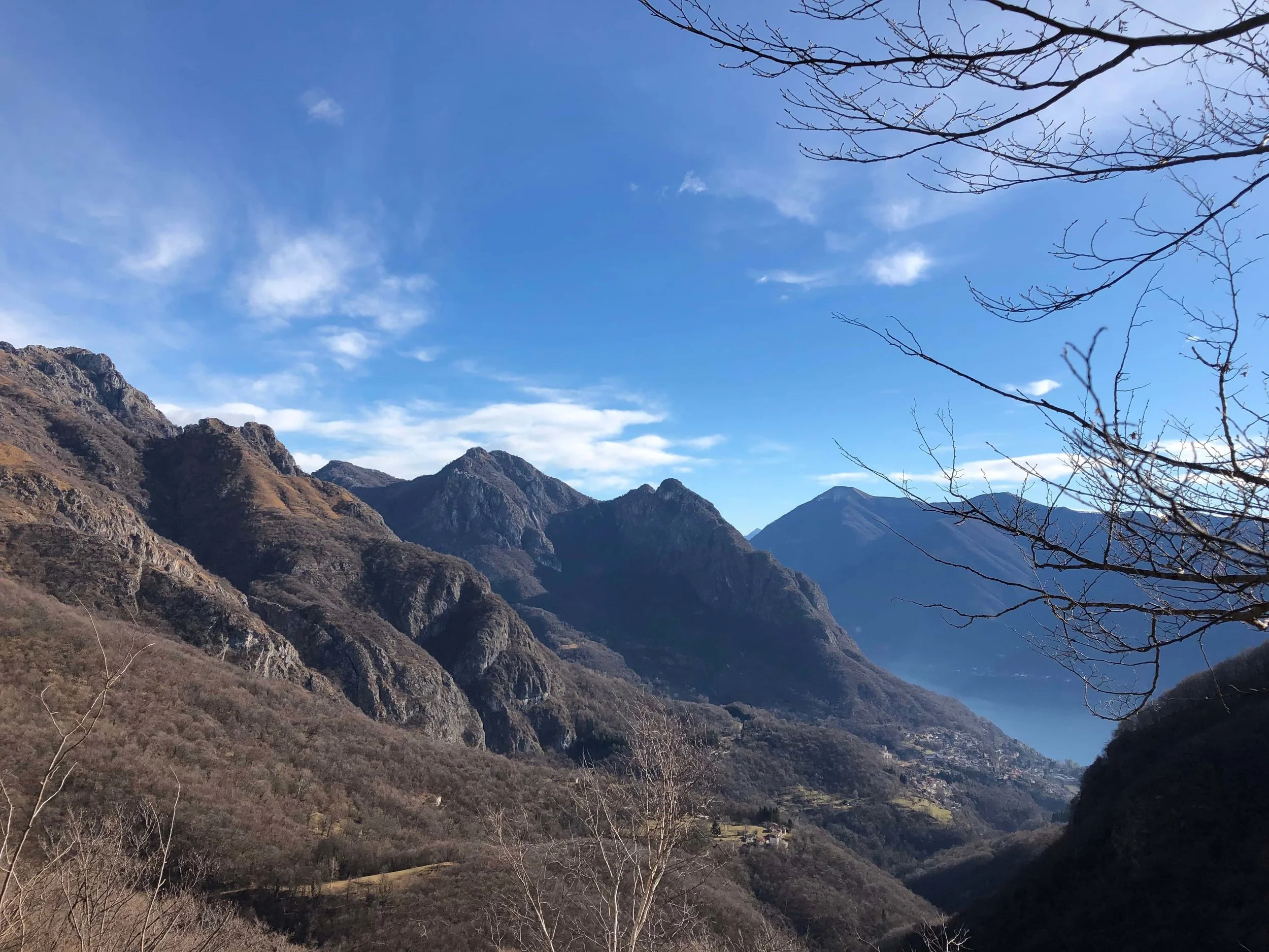 LR_Valsolda_Hikingcomolake.jpg