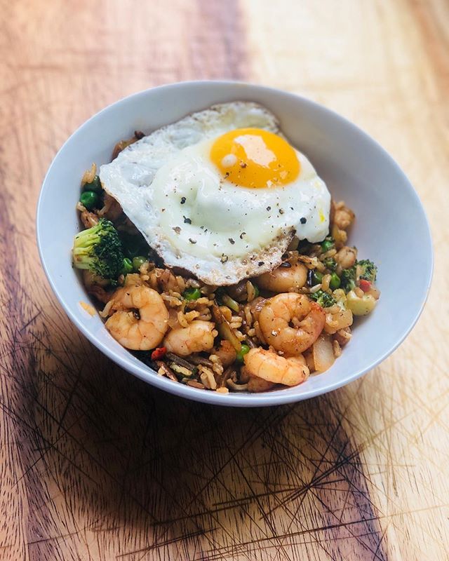 Healthy prawn and vegetable fried rice 🥦🍤🍳 Ingredients and method in comments below ⬇️