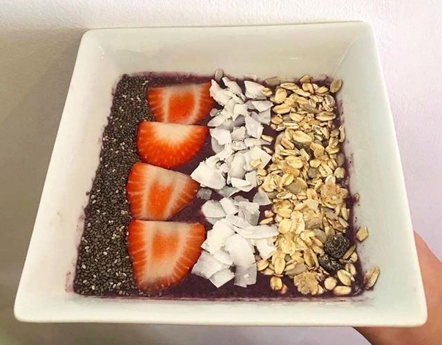 The perfect Sunday morning Acai Bowl 🍓🍌 This is super easy to make and tastes amazing!! To make the smoothie-
&bull; I blended 1 banana, a handful of frozen blueberries and a drop of water 
Toppings-
&bull; Chia seeds, sliced strawberries, coconut 
