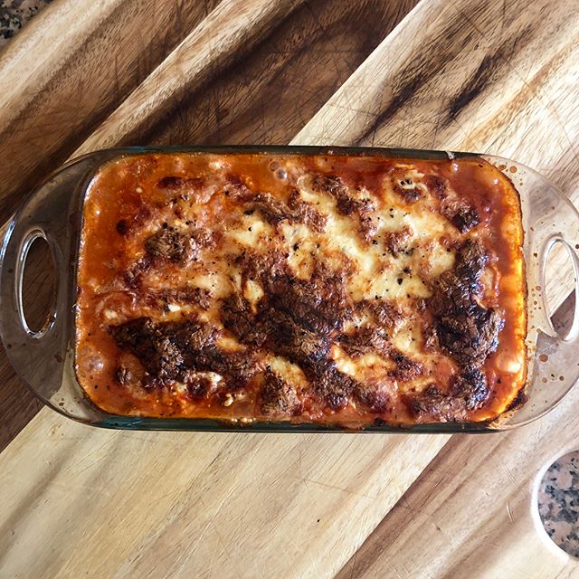 Low carb lasagne 😍 
This makes 4 big portions and is around 340cals each ✨ Served with a side salad this makes the PERFECT dinner! 
Filling:
🔸400g lean beef mince (5% fat) 🔸1 white onion 🔸1 tbsp tomato pur&eacute;e 🔸1 tbsp oregano 🔸100ml beef s