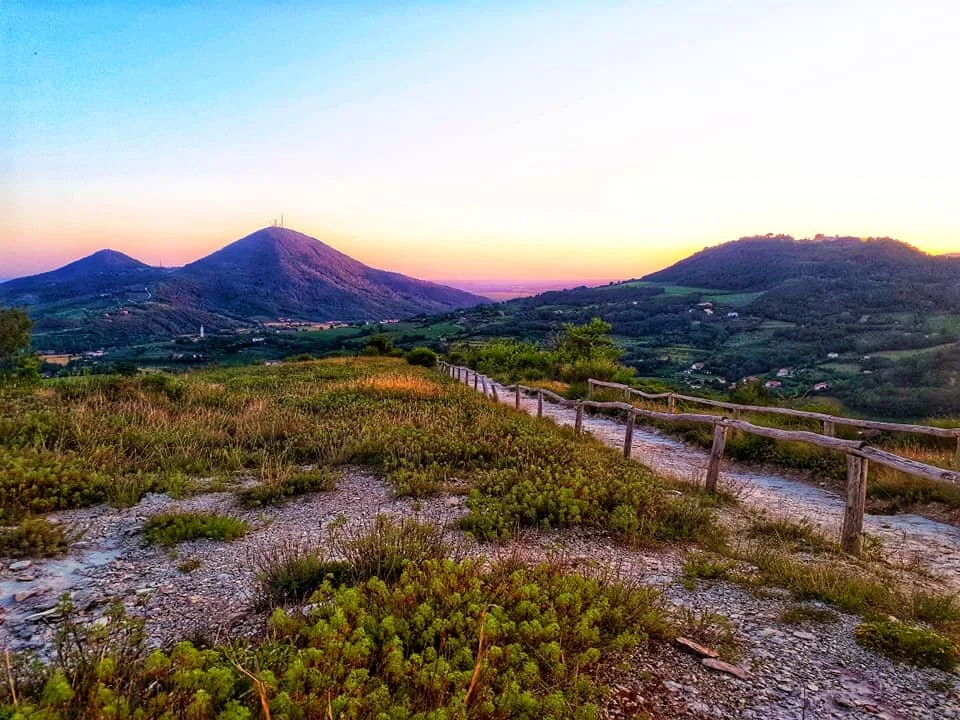 Il tramonto a piedi tra colli e cantine