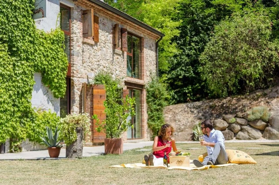 Camminata e Maeli wine