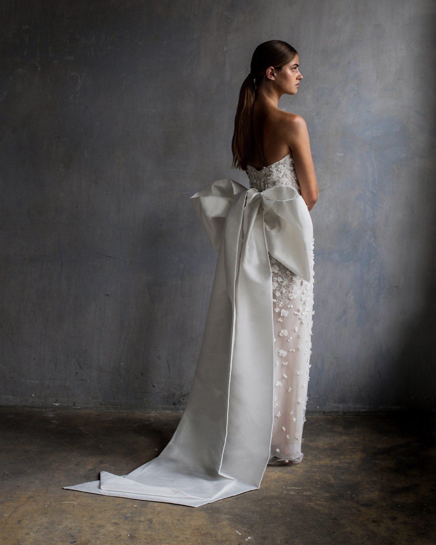 We like big bows and we cannot lie&hellip;&hellip;
In our opinion, one of the most perfect wedding outfit accessories is the bow. Your whole wedding day feels like one giant present, why not also make your bridal look feel like one? 

Here our &lsquo