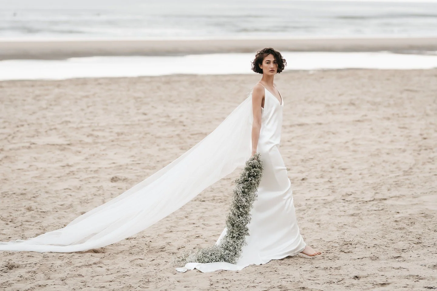 Silk satin slip dress with dramatic silk mousseline cape.

The prefect paired down bridal look for a laid back wedding.

📷 Liselore Stap
🌸 Edenique Floral Design