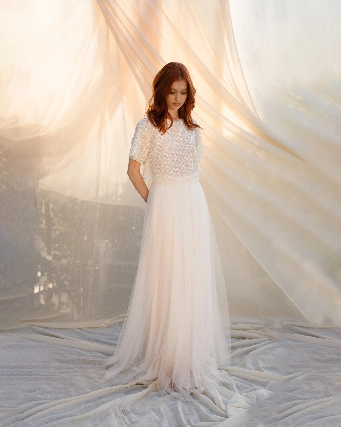 Shimmering sequins adorn this silk lined tulle t-shirt, combined with a super soft tulle skirt which dances as you move.....

Foto: Renske Meinema
MUAH: Chantelle Alyssa
Bride: Rosa van Gessel