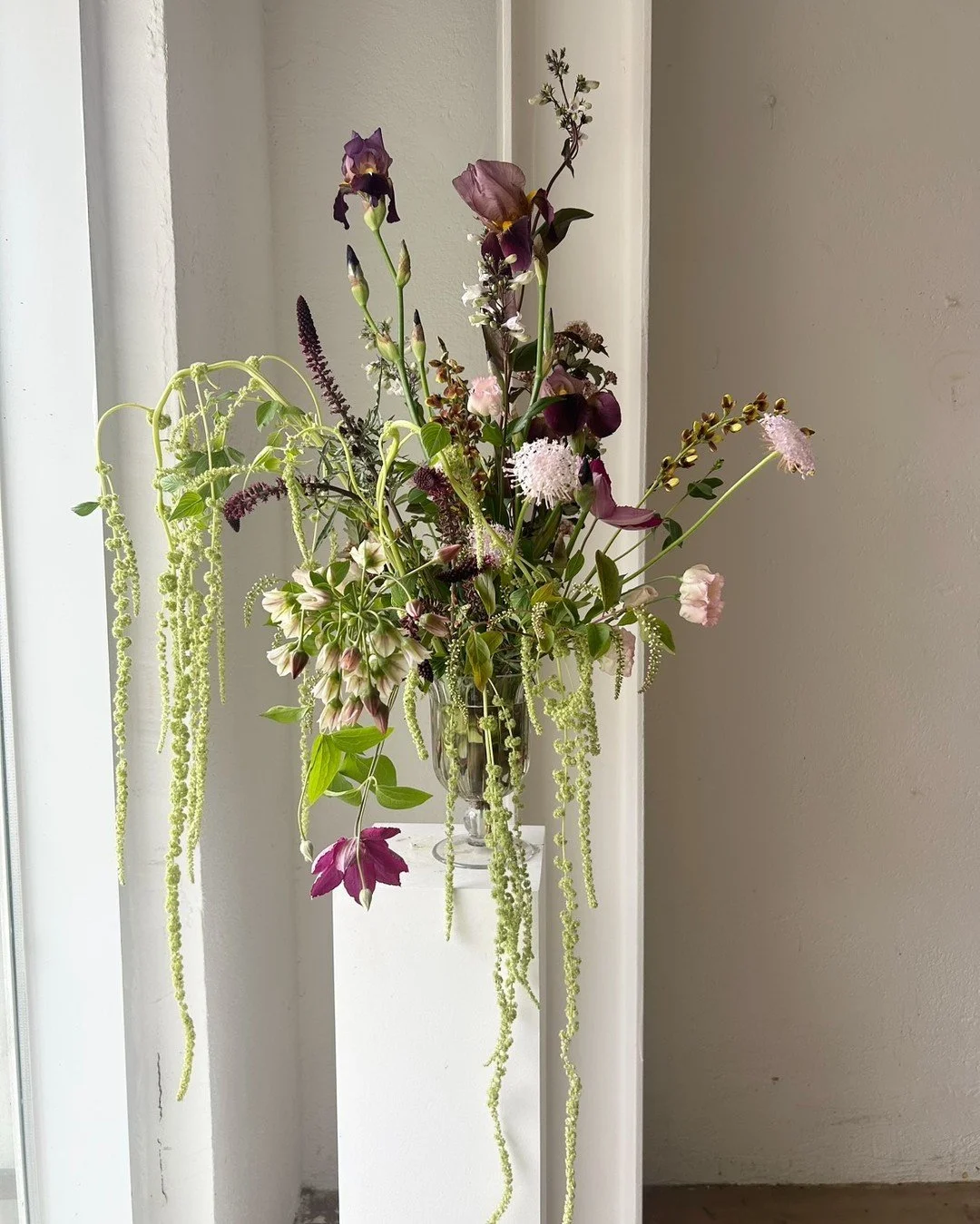 Stunning florals from @cassel_kr
.
.
.
.
.
#weddingflowers #flowerinspiration #tablecenterpiece #vasearrangement