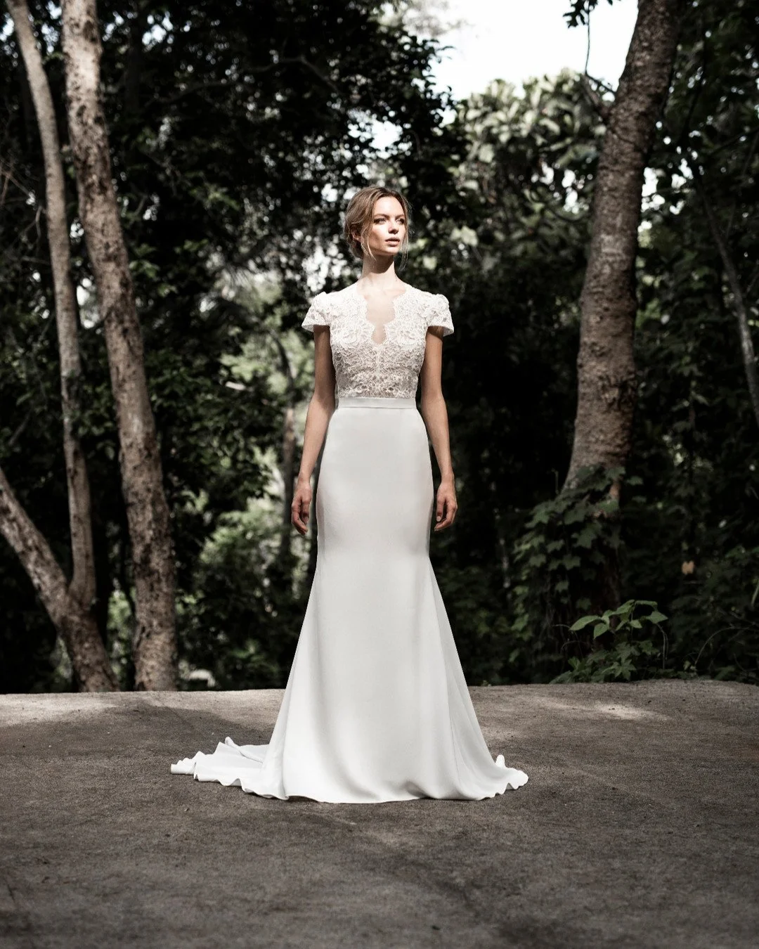 Classic French lace combined with a modern matt crepe....

A fit and flare wedding dress for the modern bride.....

Foto: Melody Lieftink
Bride: Noor van der Loo