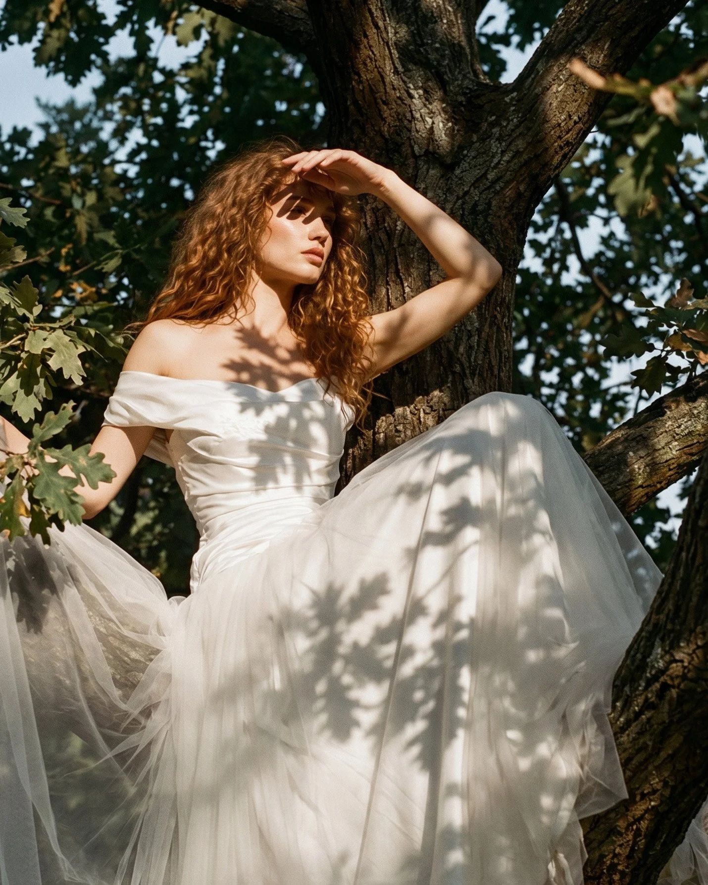 Crisp silk taffeta with delicate screen printed floral motief. 
Clouds of Italian tulle and a silk satin lining....

'Yolanda' by Divine Atelier