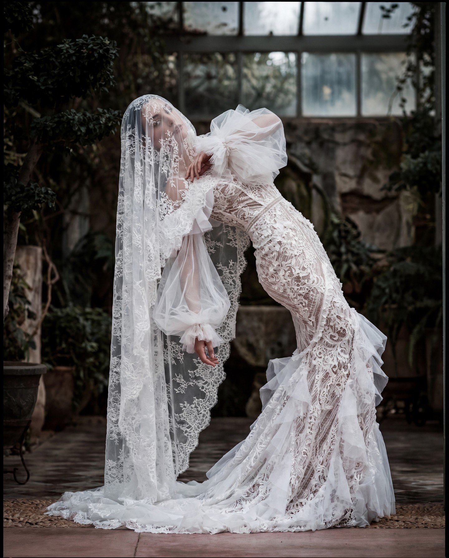 When the dress, the veil and the model are in perfect dramatic harmony.... 

Sophie wears 'Ivy' from our collection NOMADS.