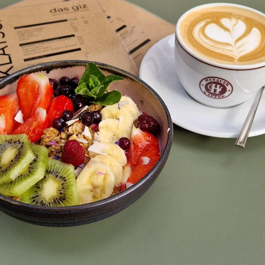 Unsere Sommerkarte ist wieder da💛

Es gibt wieder Joghurtbowl, Blue Ocean Smoothie Bowl und unsere beliebten Iced Lattes. 

Komm vorbei und geniesse unser Angebot auf der Terrasse. Wir freuen uns auf die warmen Stunden draussen und auf euren Besuch.