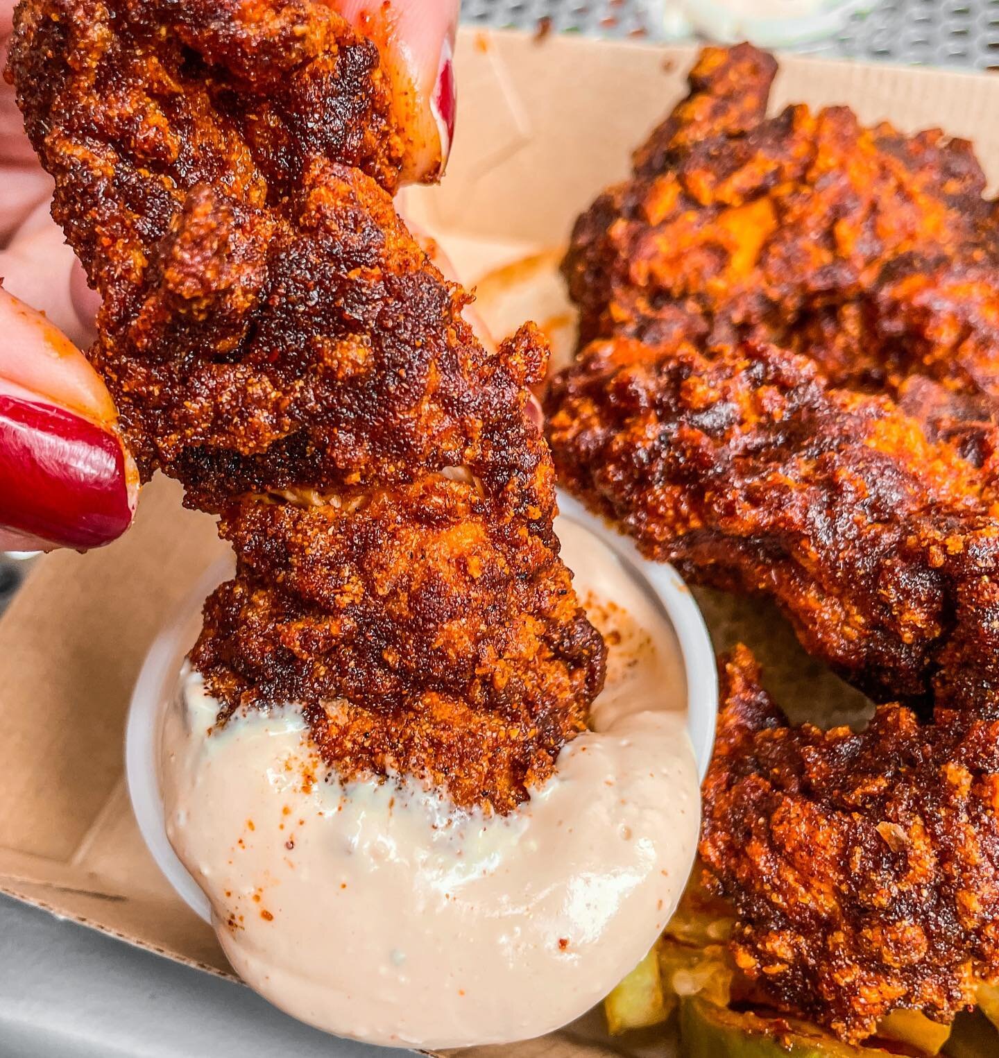 Petition for a temporary switch from Taco Tuesday to Tender Tuesday.
📍: @jonandandys 
.
.
.
.
.
.
#chickentenders #hotchicken #spicychicken #chickennuggets